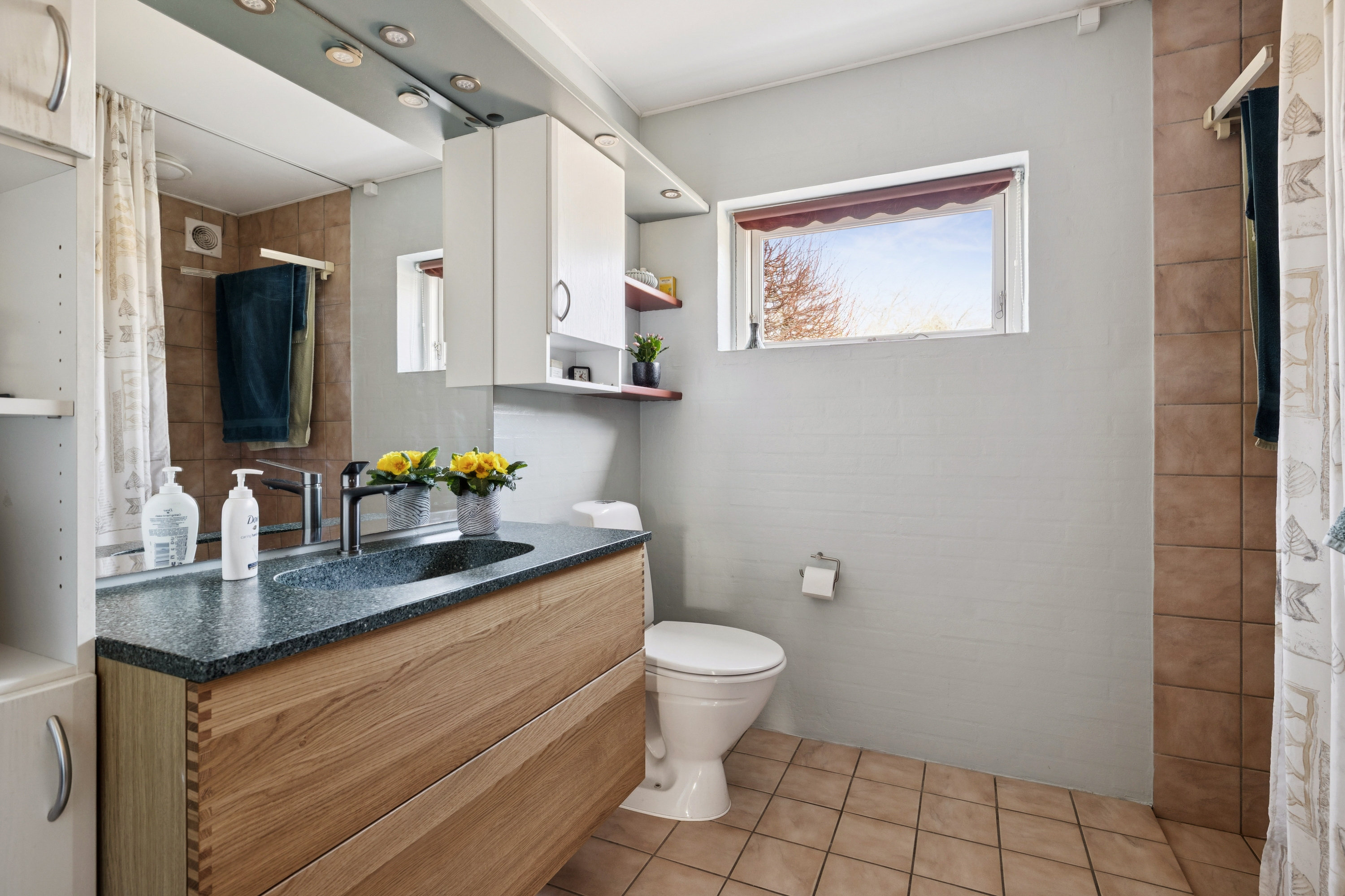 Fremhævet badeværelse - stueplan billede i fuldskærmstilstand. Billede af Vroldvej 89, Vrold, 8660 Skanderborg