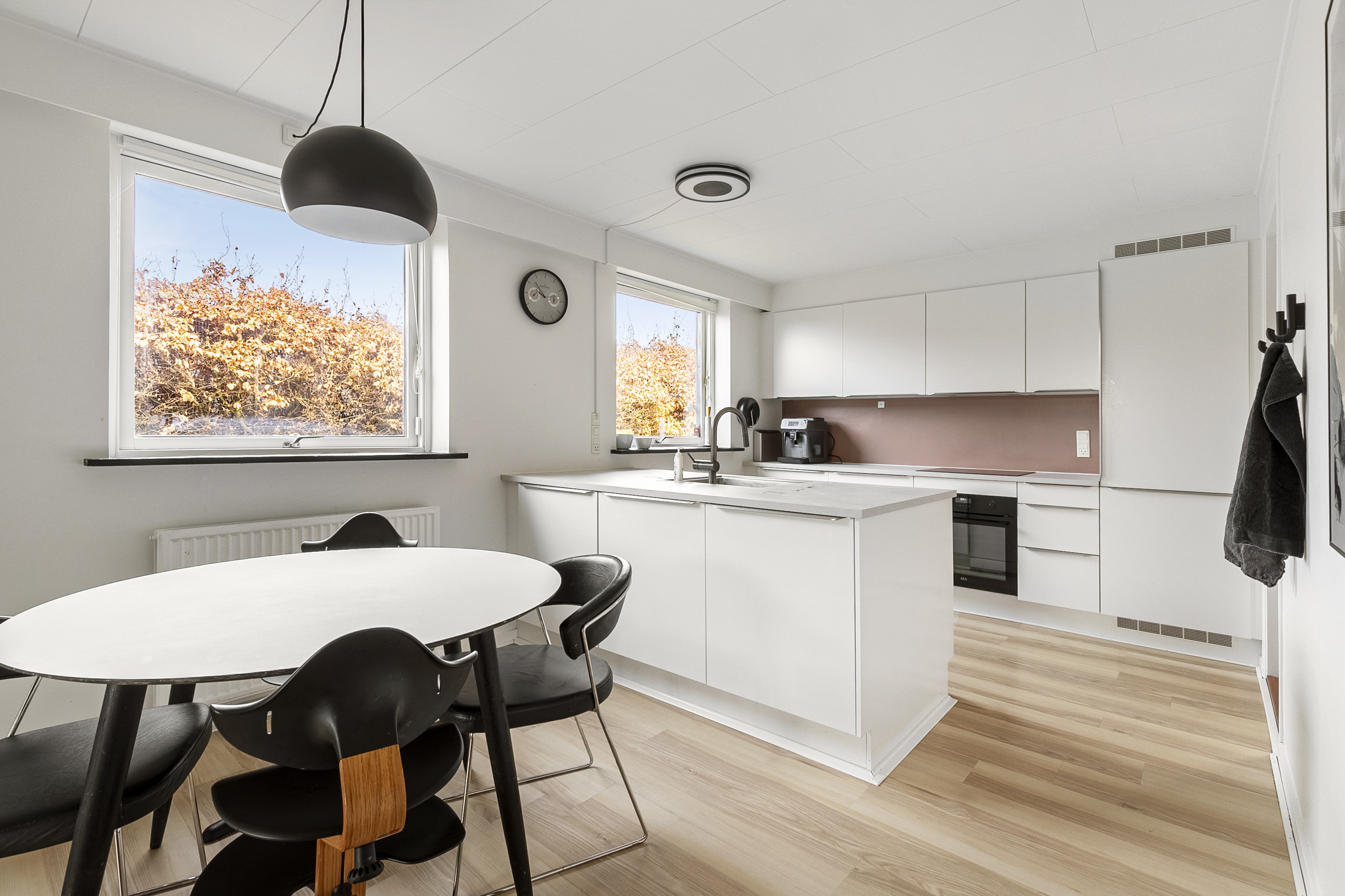 Fremhævet spisestue billede i fuldskærmstilstand. Billede af Kolt Kirkevej 131, Kolt, 8361 Hasselager