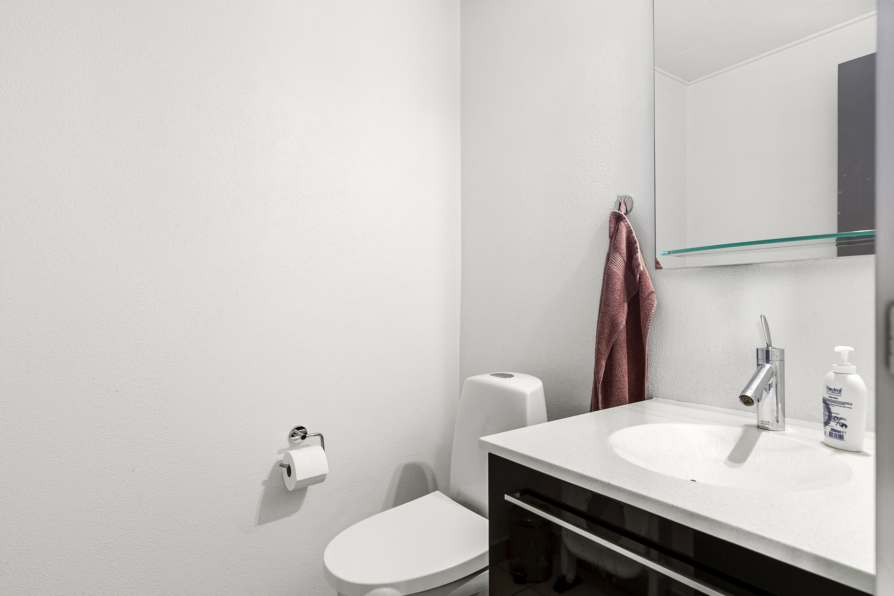 Fremhævet toilet billede i fuldskærmstilstand. Billede af Kolt Kirkevej 131, Kolt, 8361 Hasselager