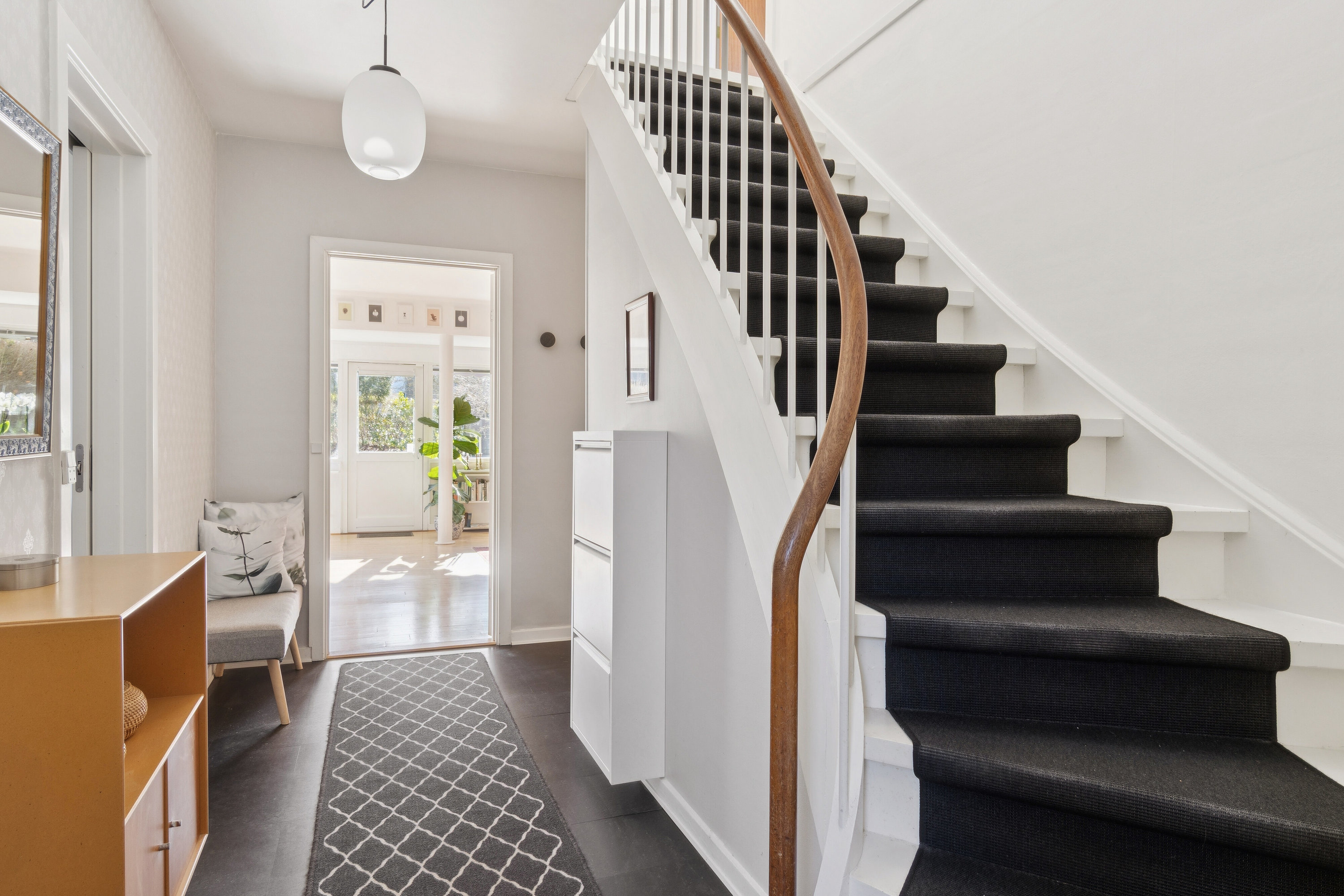 Fremhævet gang billede i fuldskærmstilstand. Billede af Åbrinken 92, 2830 Virum