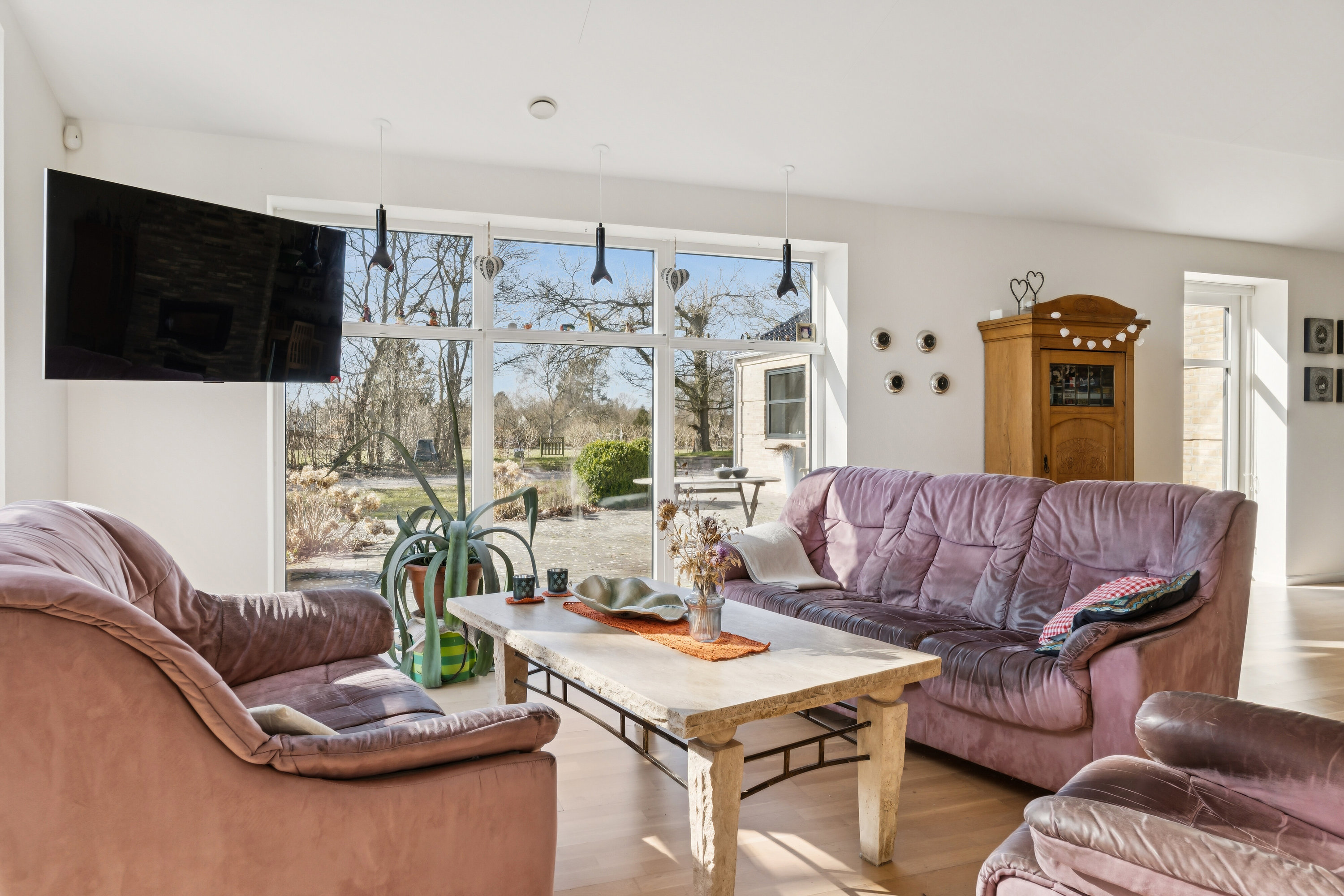 Fremhævet stue billede i fuldskærmstilstand. Billede af Søndertoft 51, Tørsbøl, 6300 Gråsten