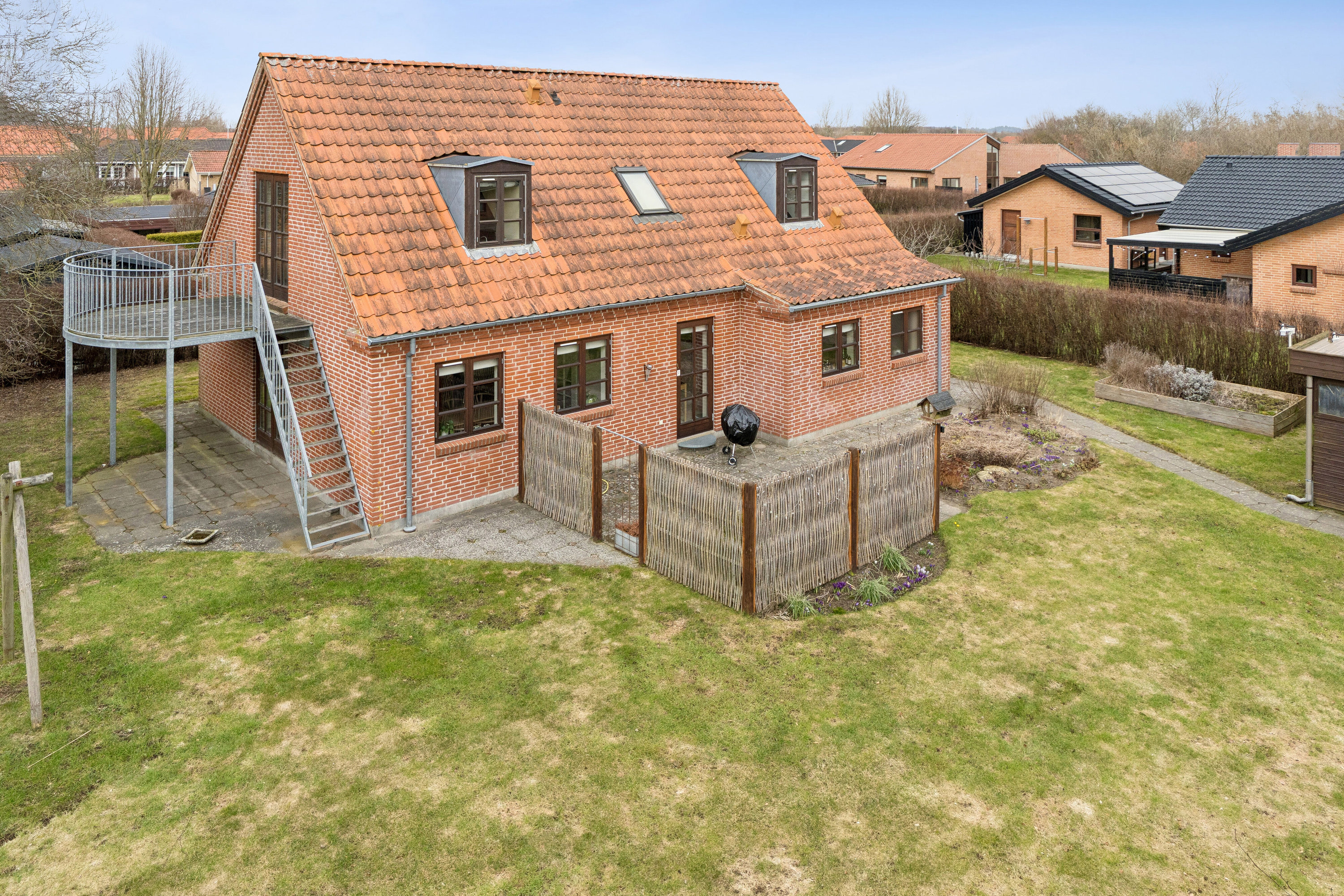 Fremhævet set fra haven billede i fuldskærmstilstand. Billede af H C Andersens Vej 171, 9800 Hjørring