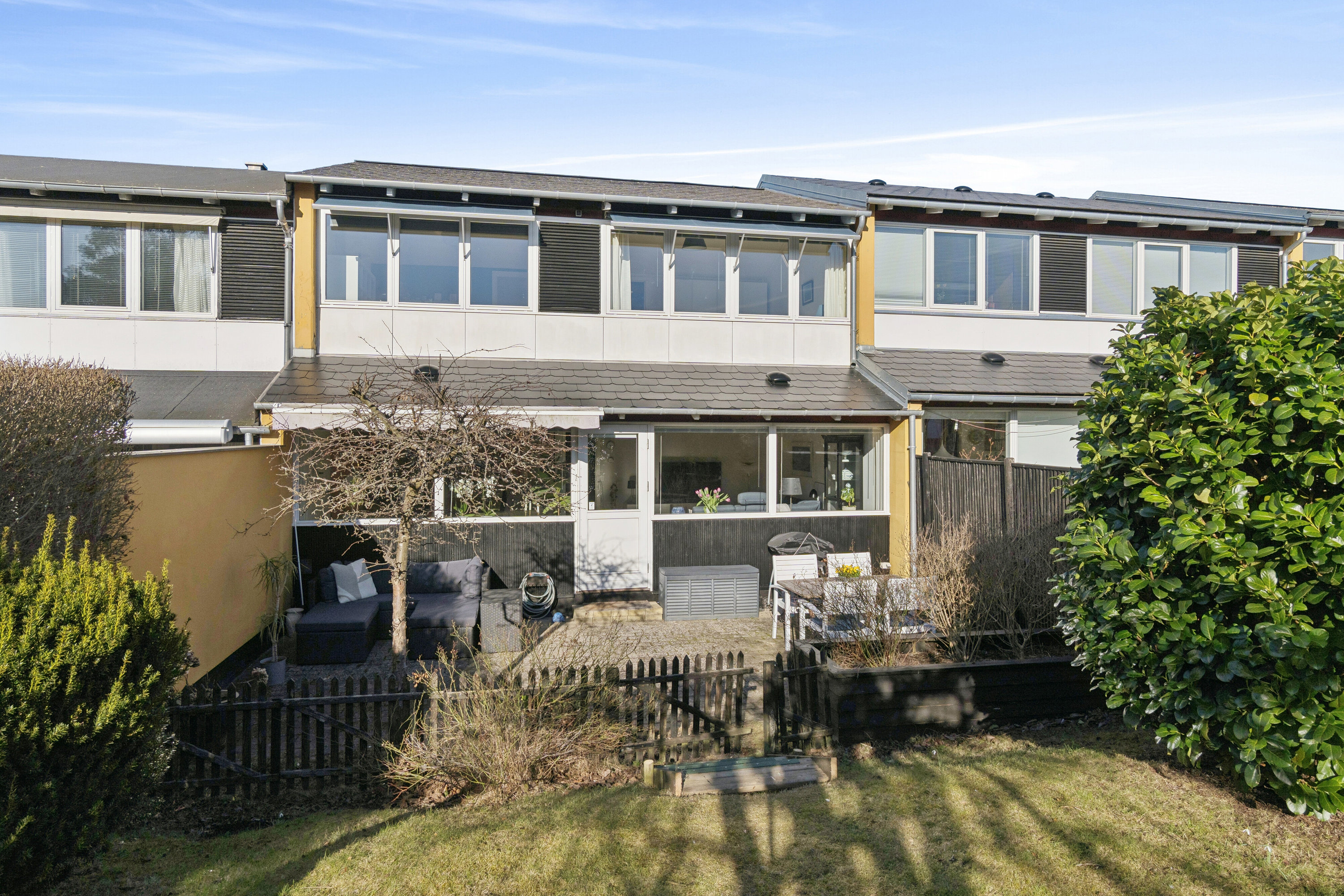 Fremhævet set fra haven billede i fuldskærmstilstand. Billede af Åbrinken 92, 2830 Virum