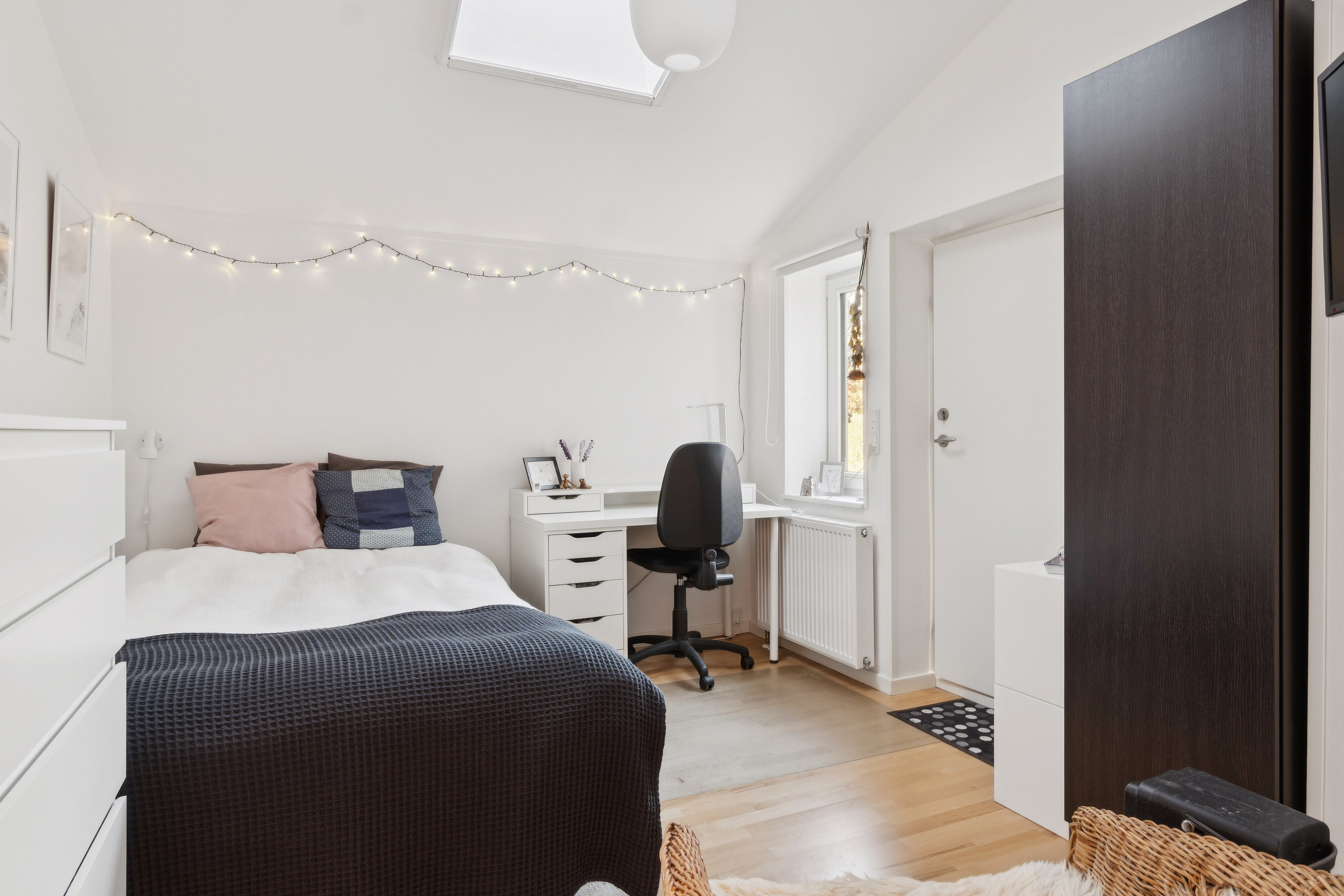 Fremhævet soveværelse billede i fuldskærmstilstand. Billede af Åbrinken 92, 2830 Virum