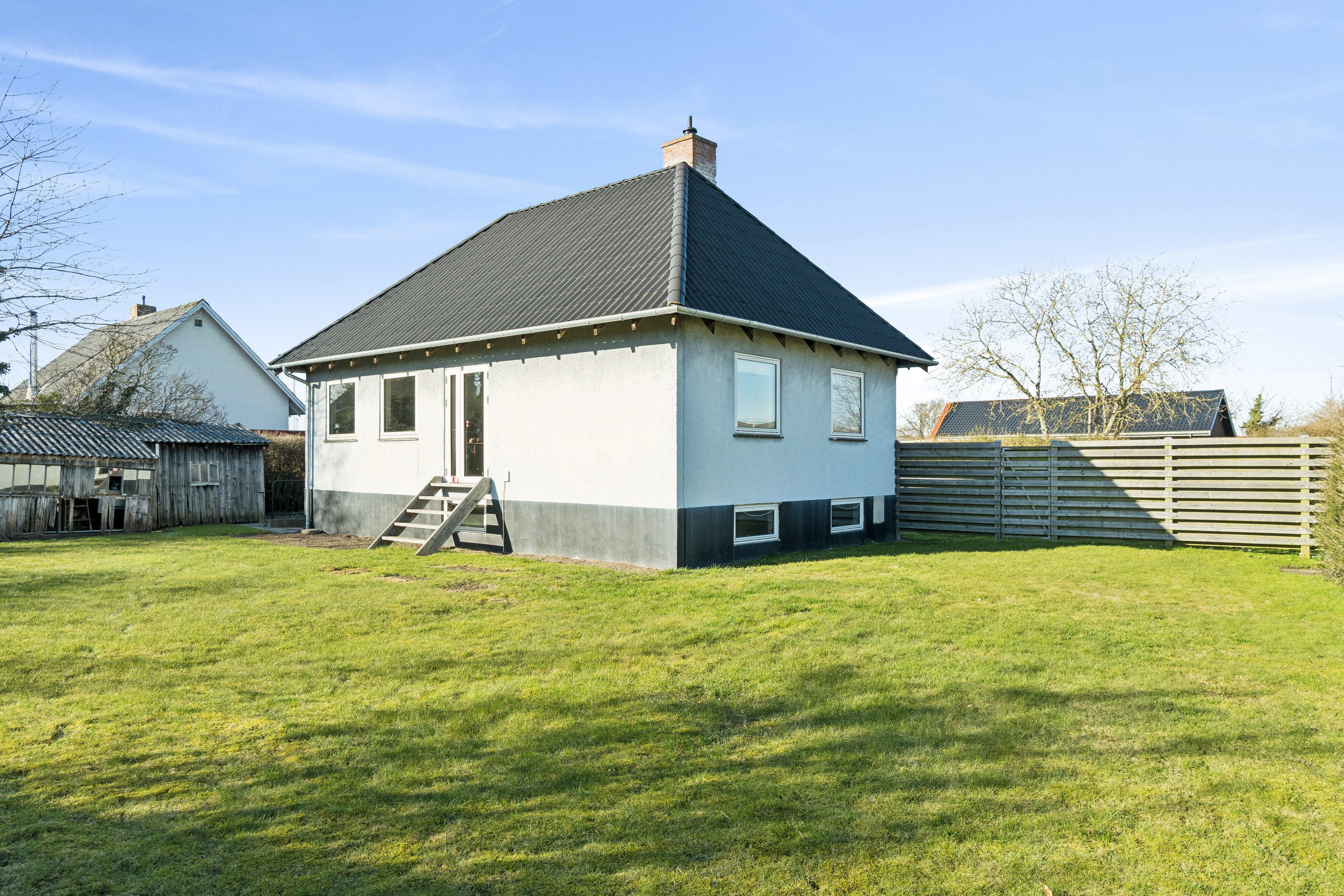 Fremhævet set fra haven billede i fuldskærmstilstand. Billede af Manøvej 10, 4700 Næstved