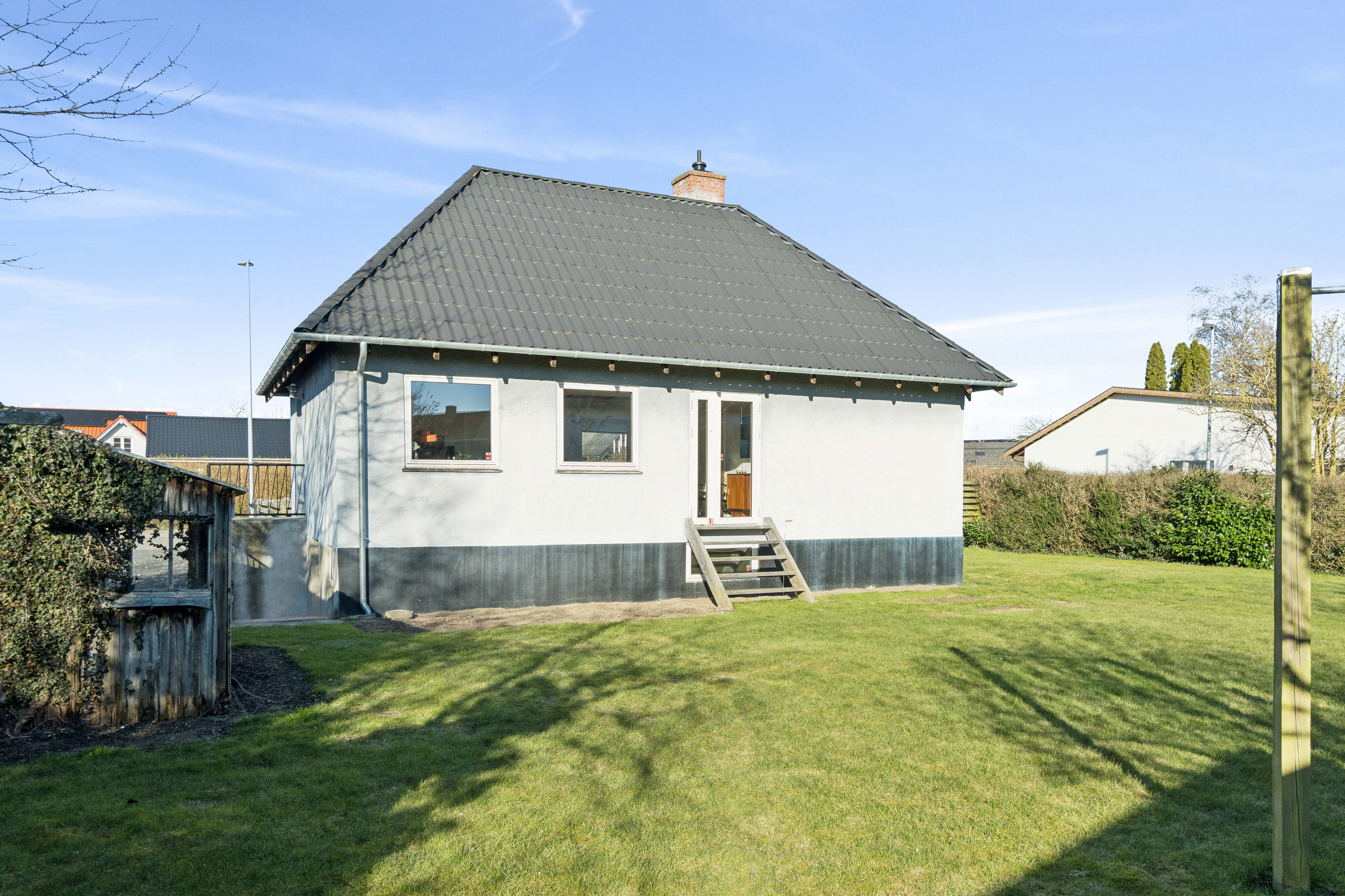 Fremhævet set fra haven billede i fuldskærmstilstand. Billede af Manøvej 10, 4700 Næstved