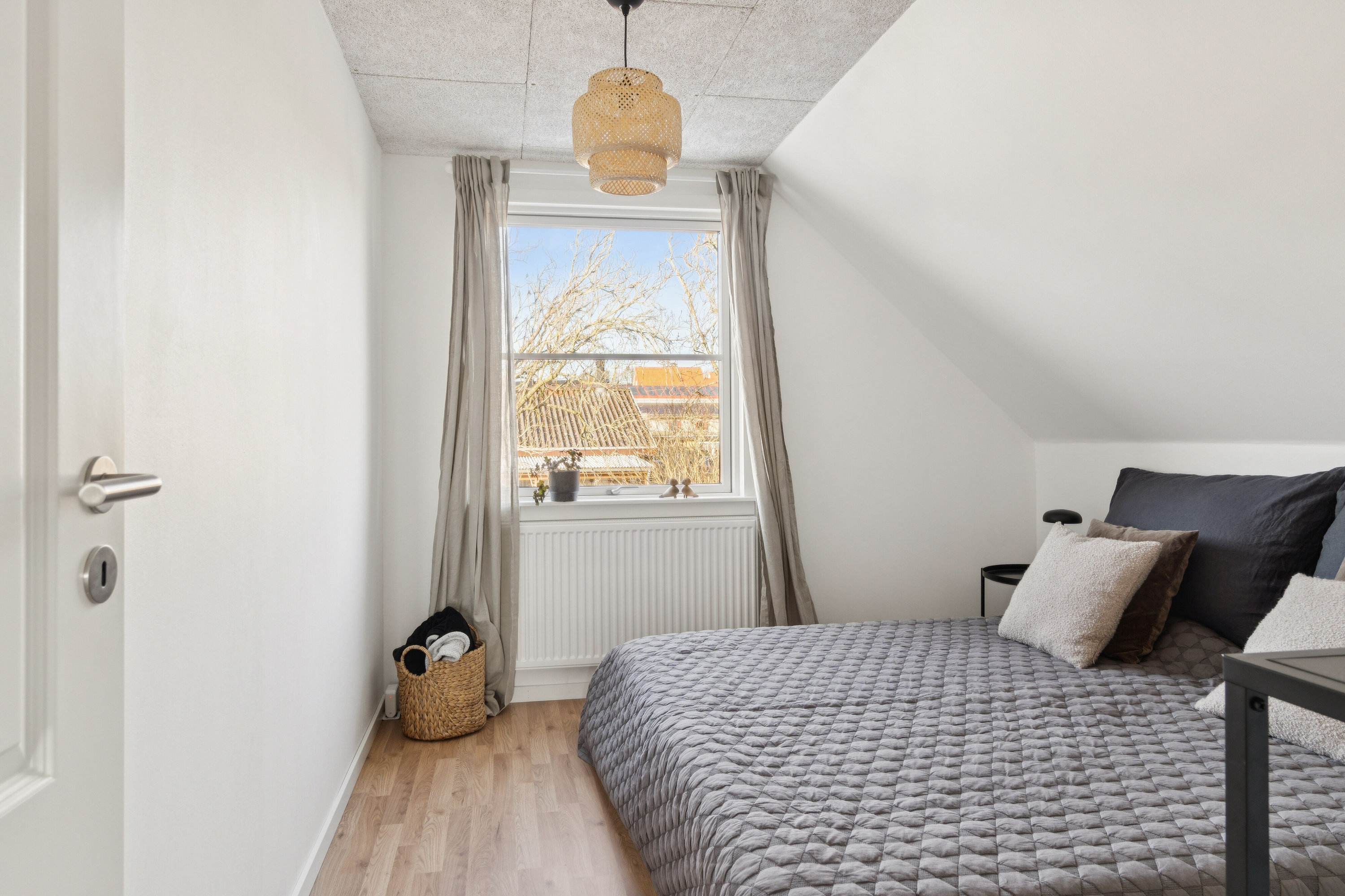 Fremhævet soveværelse billede i fuldskærmstilstand. Billede af Nørrevangen 17, 4550 Asnæs