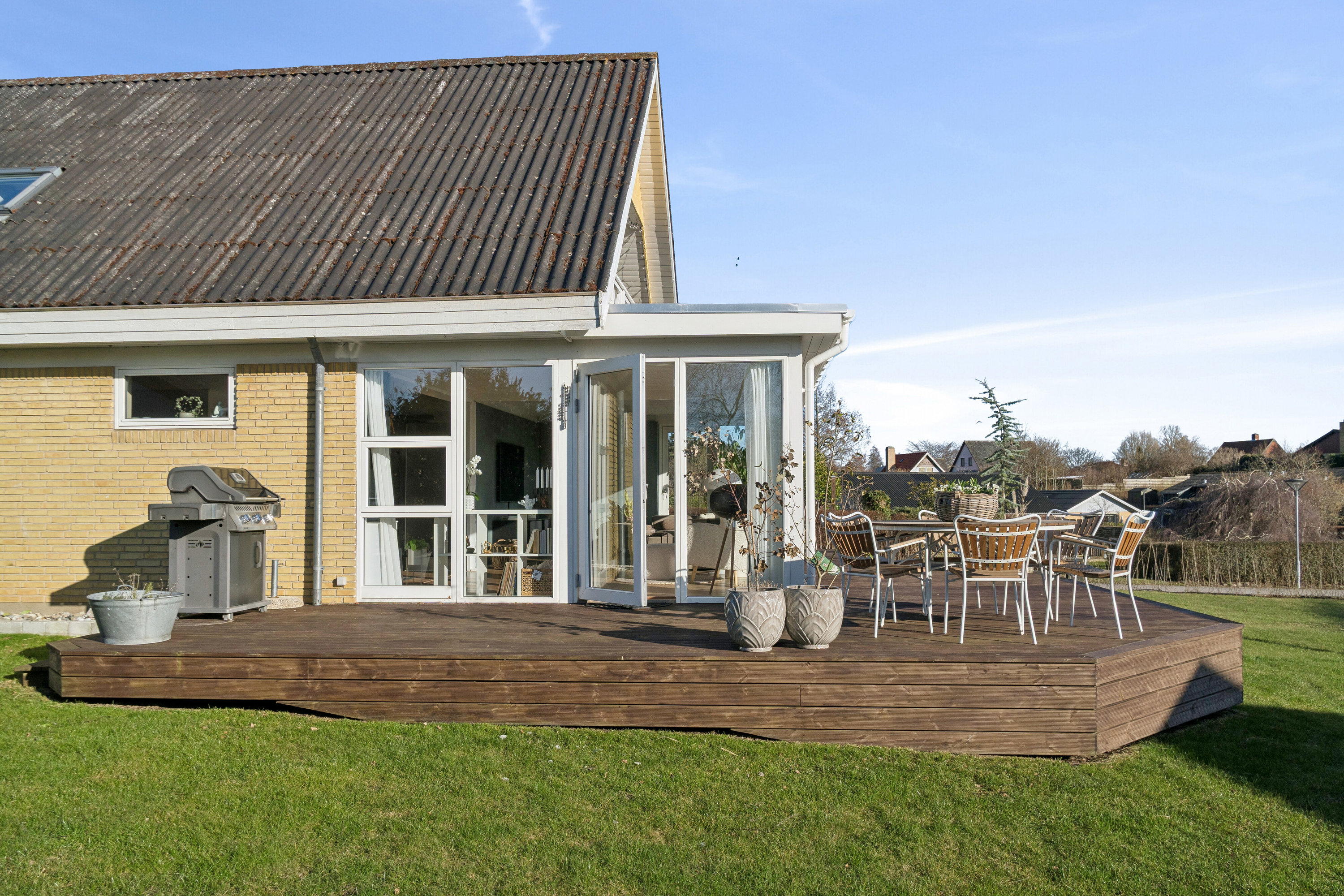 Fremhævet set fra haven billede i fuldskærmstilstand. Billede af Nørrevangen 17, 4550 Asnæs