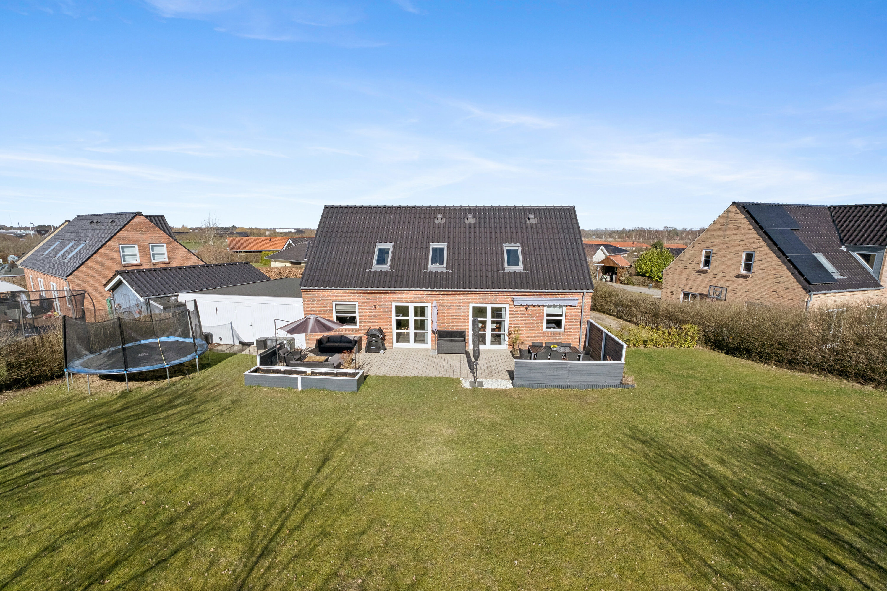 Fremhævet set fra haven billede i fuldskærmstilstand. Billede af Saturnvej 24, 4200 Slagelse