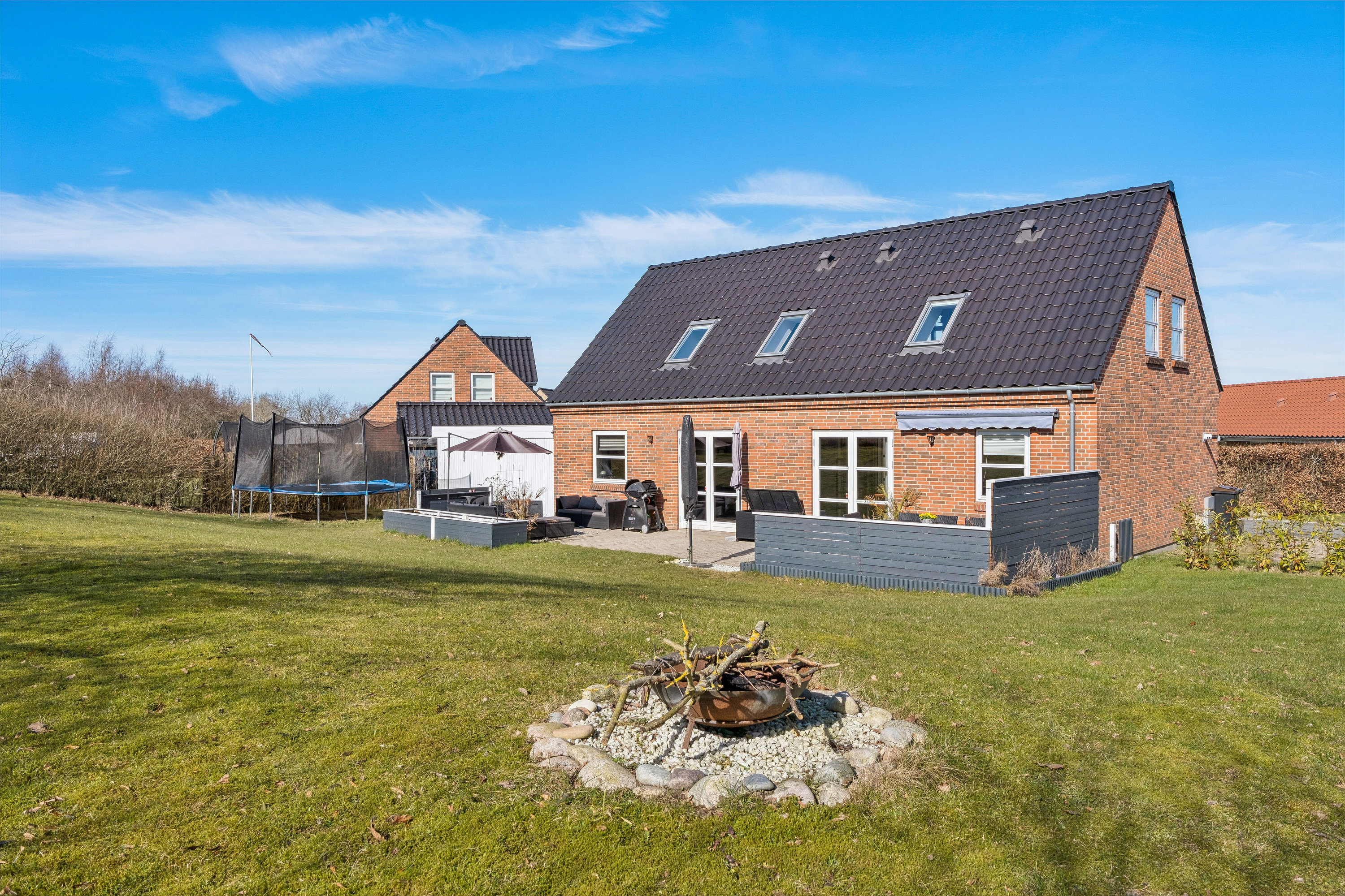 Fremhævet set fra haven billede i fuldskærmstilstand. Billede af Saturnvej 24, 4200 Slagelse