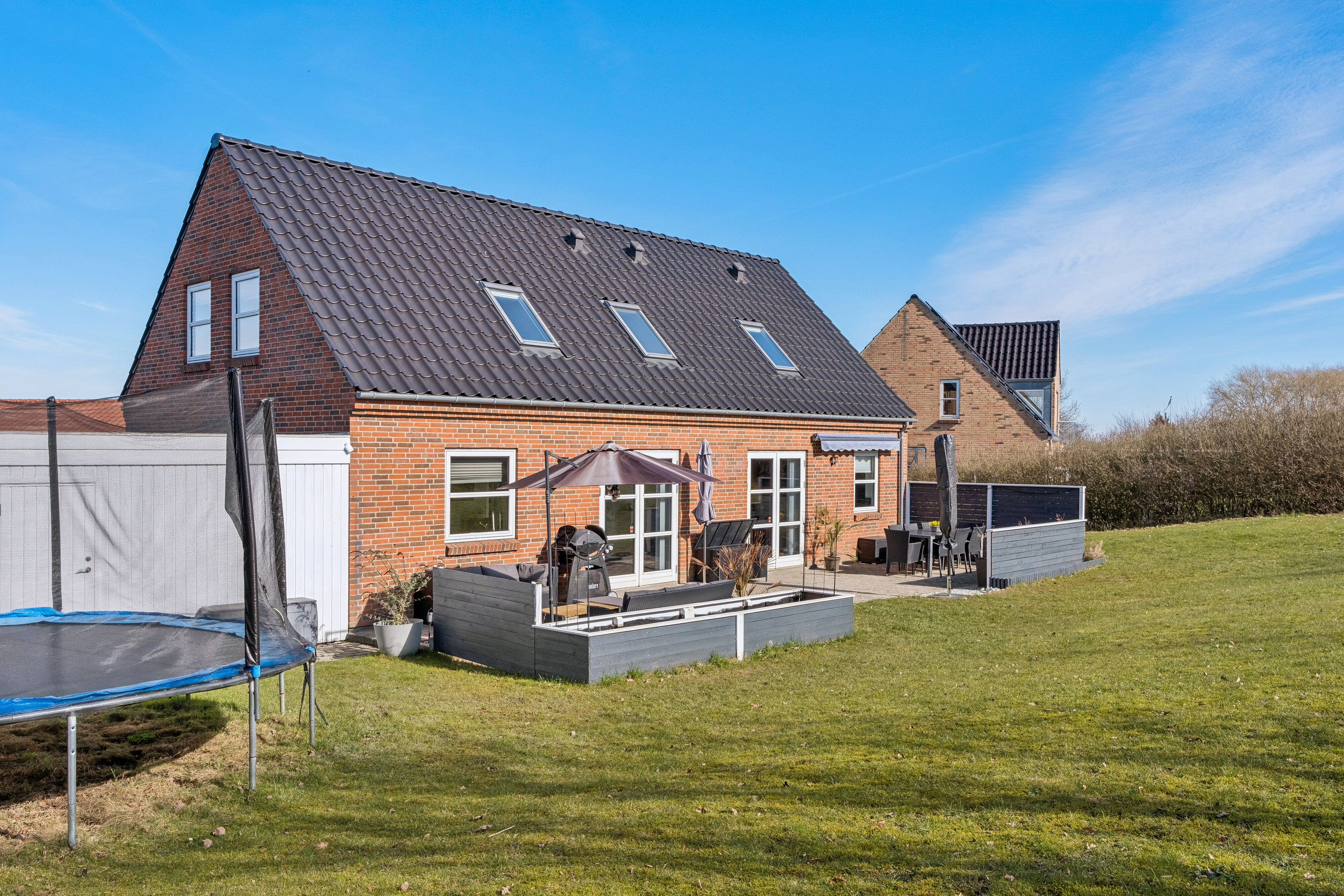 Fremhævet set fra haven billede i fuldskærmstilstand. Billede af Saturnvej 24, 4200 Slagelse