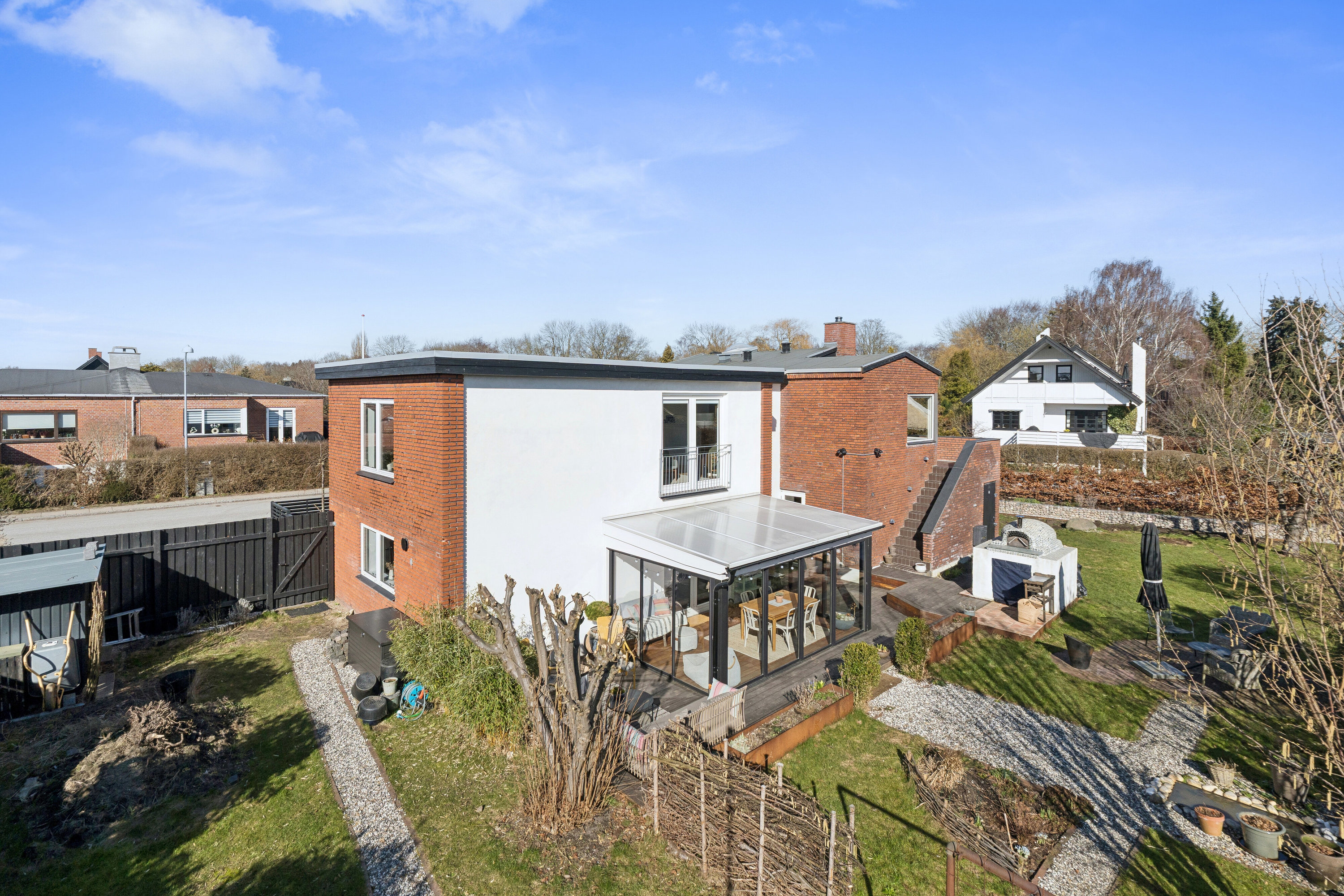 Fremhævet set fra haven billede i fuldskærmstilstand. Billede af Karise Alle 5, 2650 Hvidovre