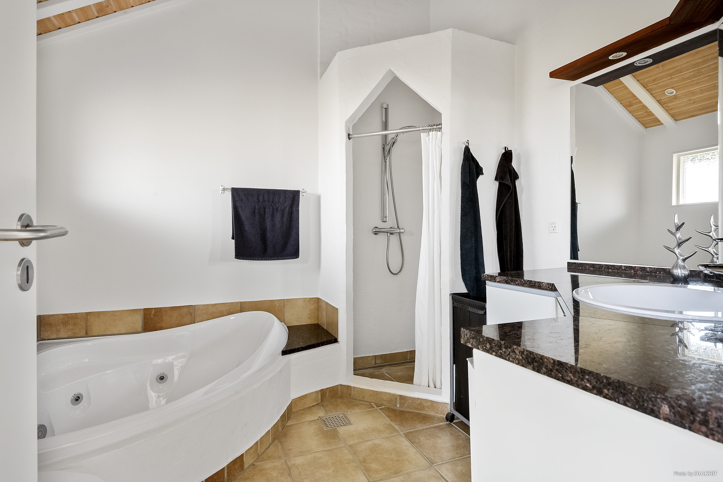 Fremhævet badeværelse billede i fuldskærmstilstand. Billede af Engagervej 47, Dyngby Strand, 8300 Odder