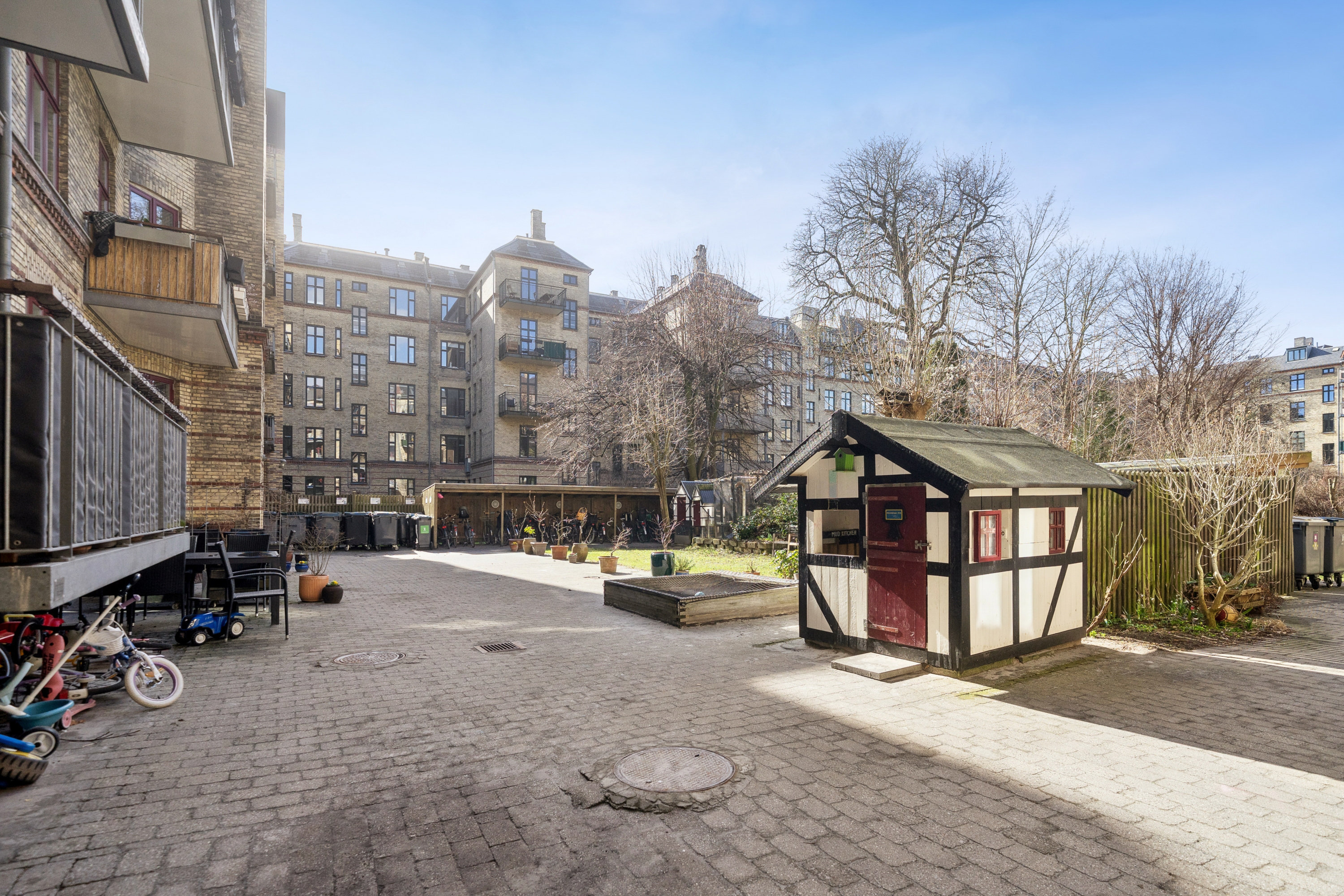 Fremhævet andet billede i fuldskærmstilstand. Billede af Steenstrups Alle 7, 3. th., 1924 Frederiksberg C