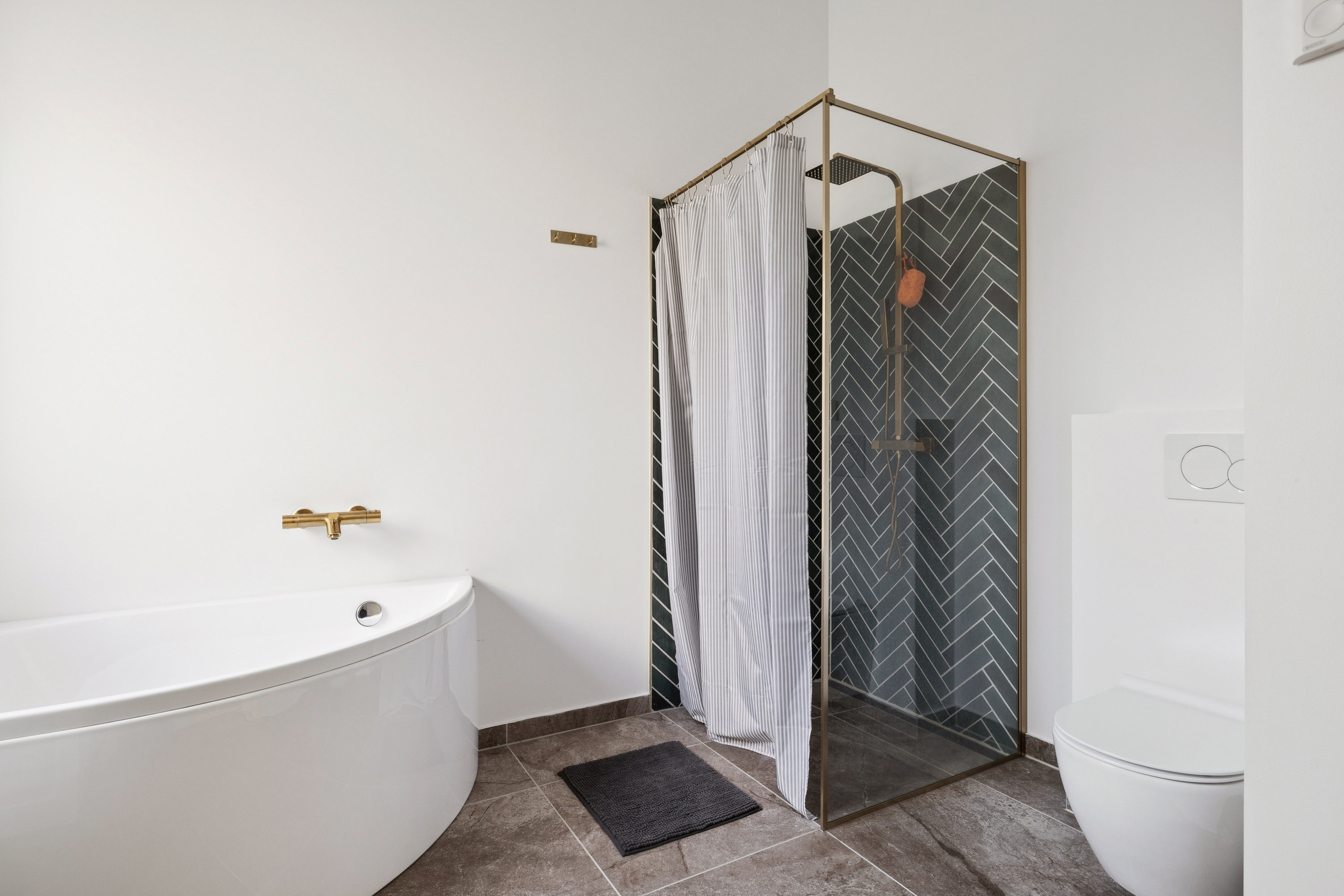 Fremhævet badeværelse billede i fuldskærmstilstand. Billede af Stenkisten 64, Øster Hurup, 9560 Hadsund