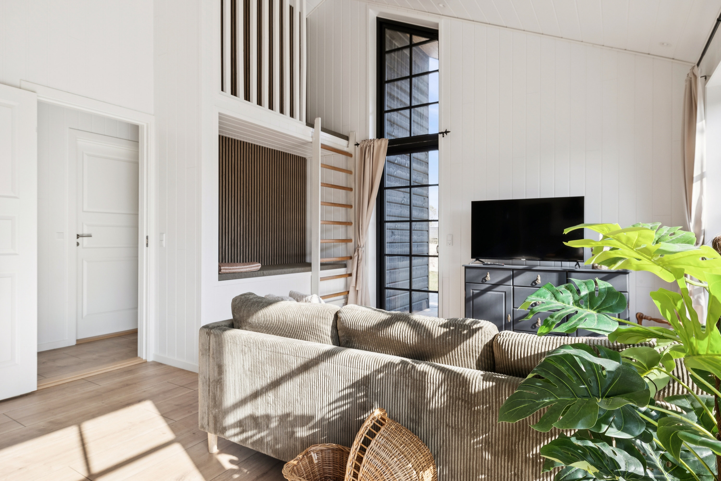 Fremhævet stue billede i fuldskærmstilstand. Billede af Stenkisten 64, Øster Hurup, 9560 Hadsund