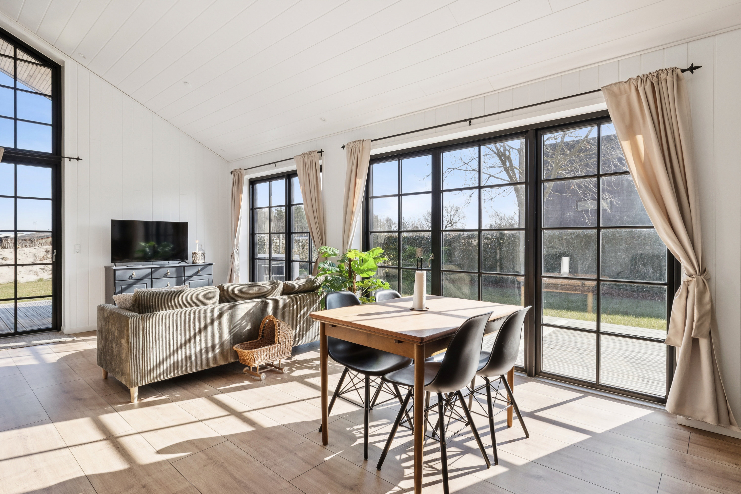 Fremhævet udestue billede i fuldskærmstilstand. Billede af Stenkisten 64, Øster Hurup, 9560 Hadsund