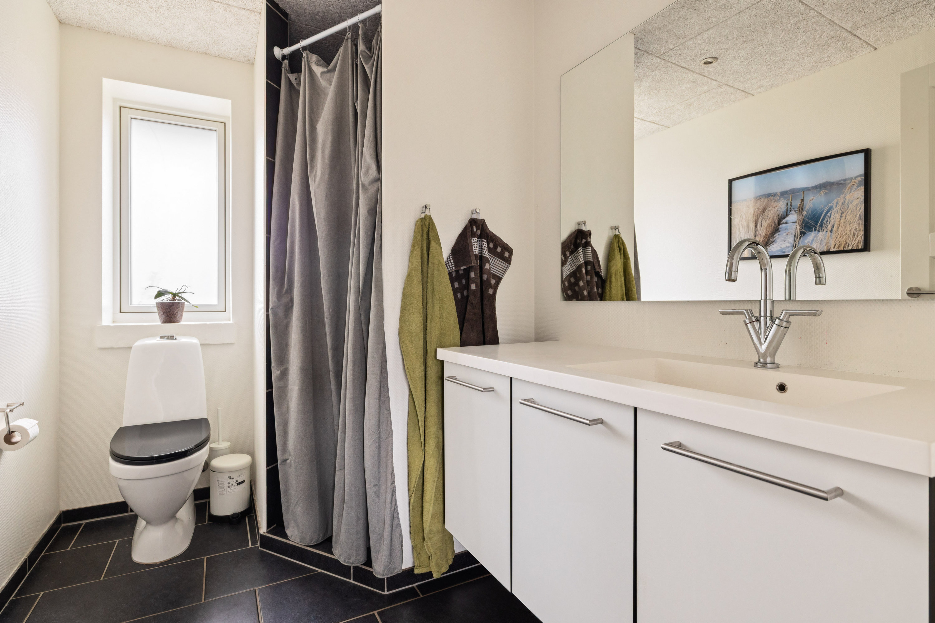 Fremhævet badeværelse billede i fuldskærmstilstand. Billede af Bavnehøjvej 2, Valsgård, 9500 Hobro