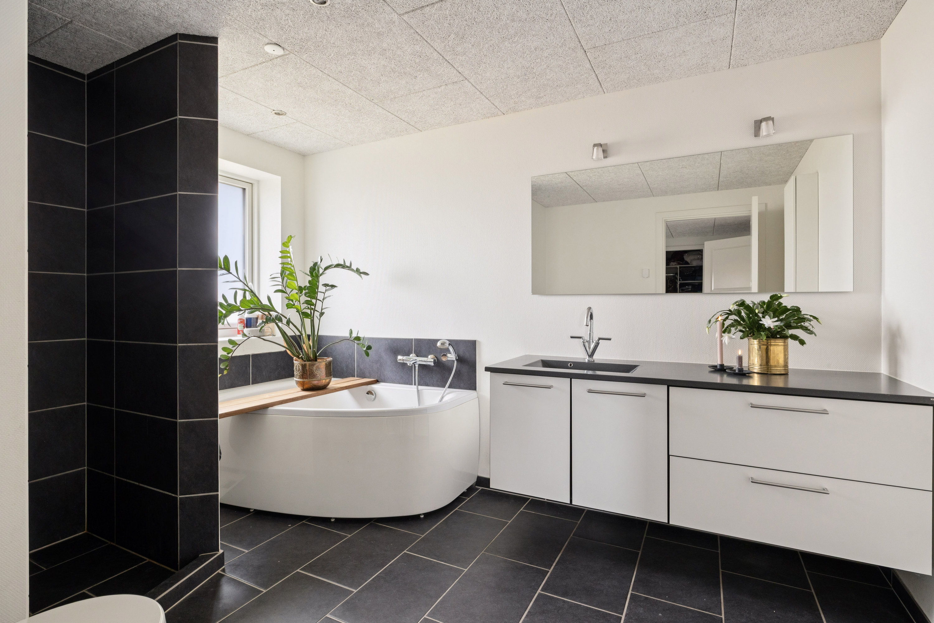 Fremhævet badeværelse billede i fuldskærmstilstand. Billede af Bavnehøjvej 2, Valsgård, 9500 Hobro