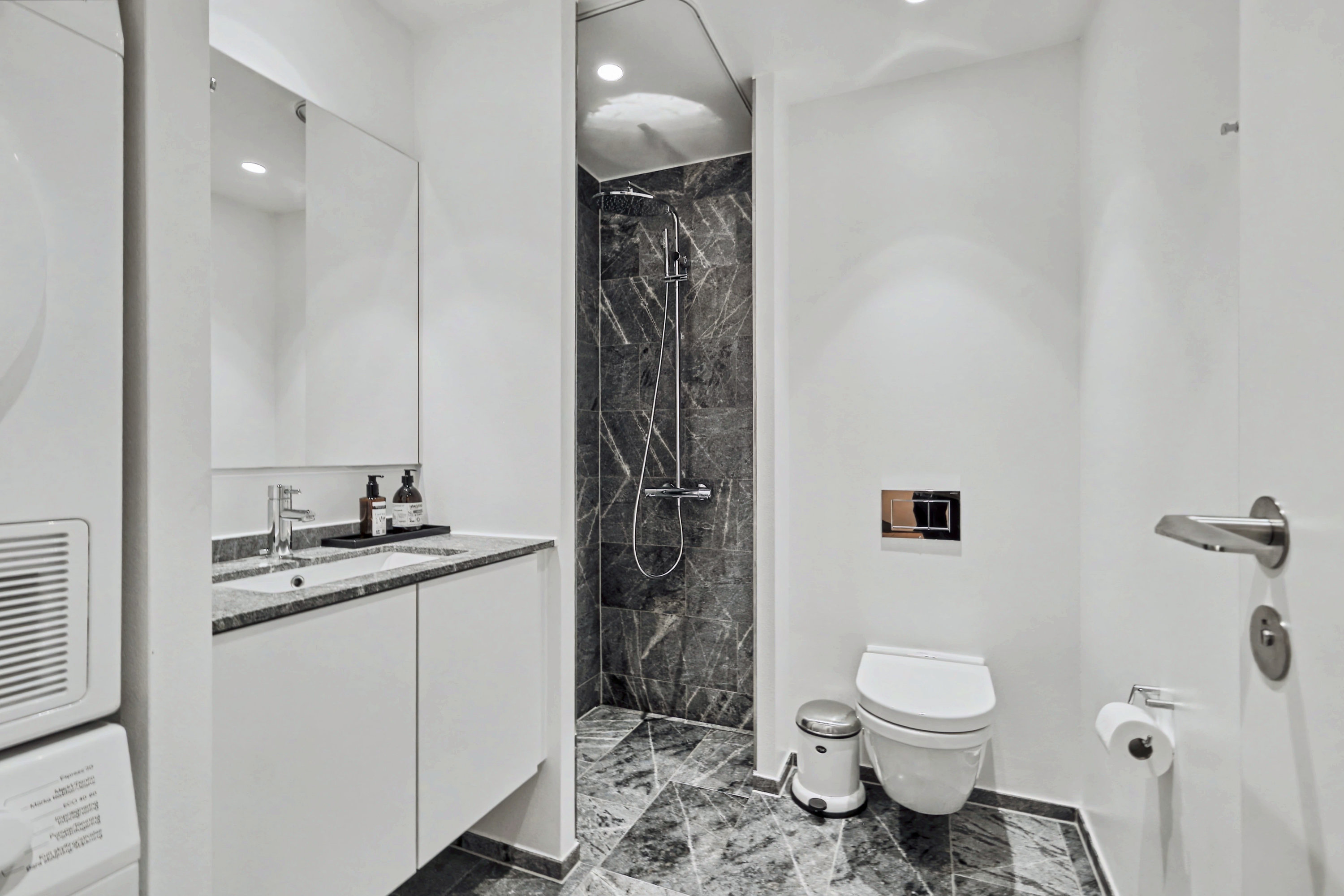 Fremhævet badeværelse billede i fuldskærmstilstand. Billede af Esther Aggebos Gade 34, 1. th., 8000 Aarhus C