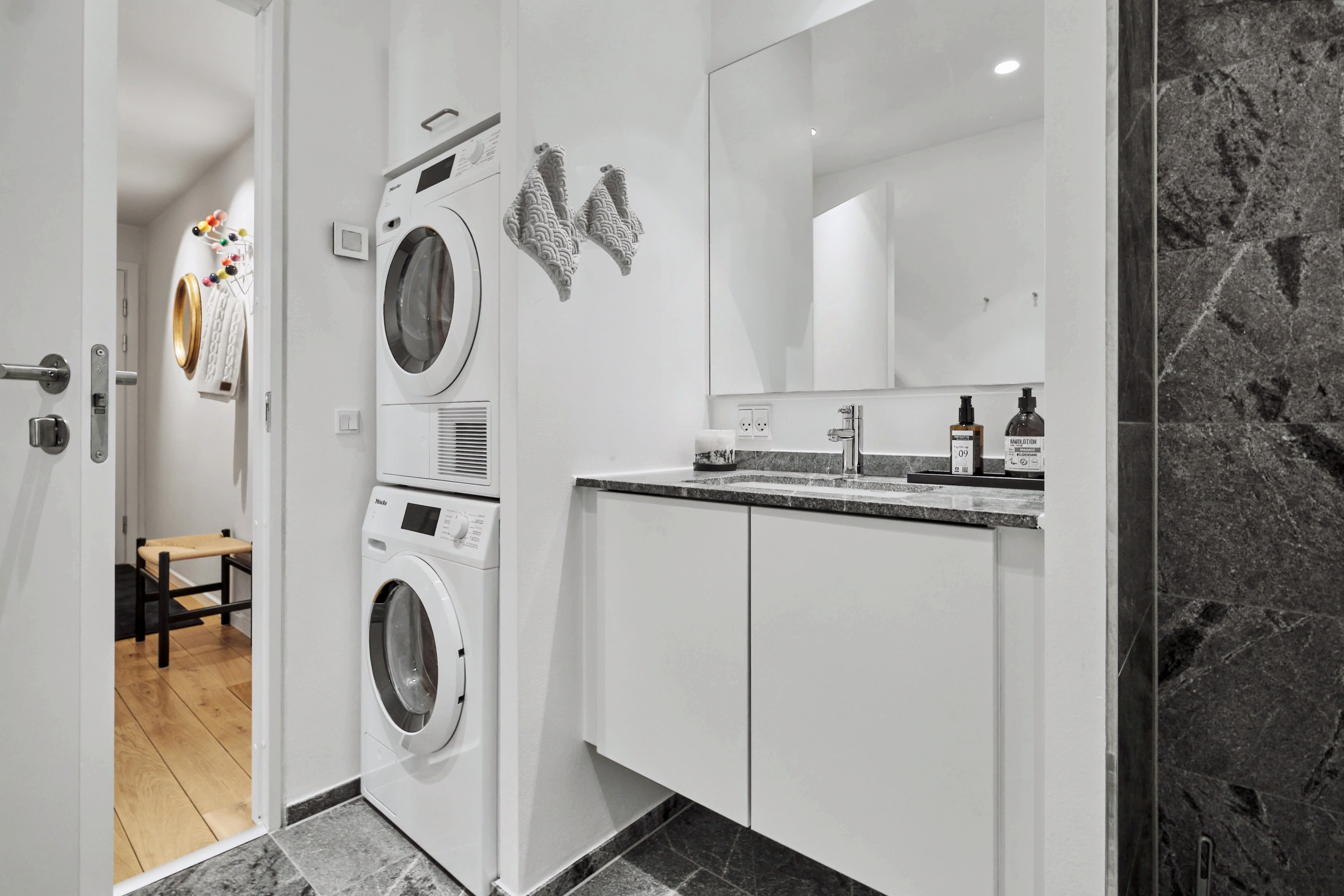 Fremhævet badeværelse billede i fuldskærmstilstand. Billede af Esther Aggebos Gade 34, 1. th., 8000 Aarhus C