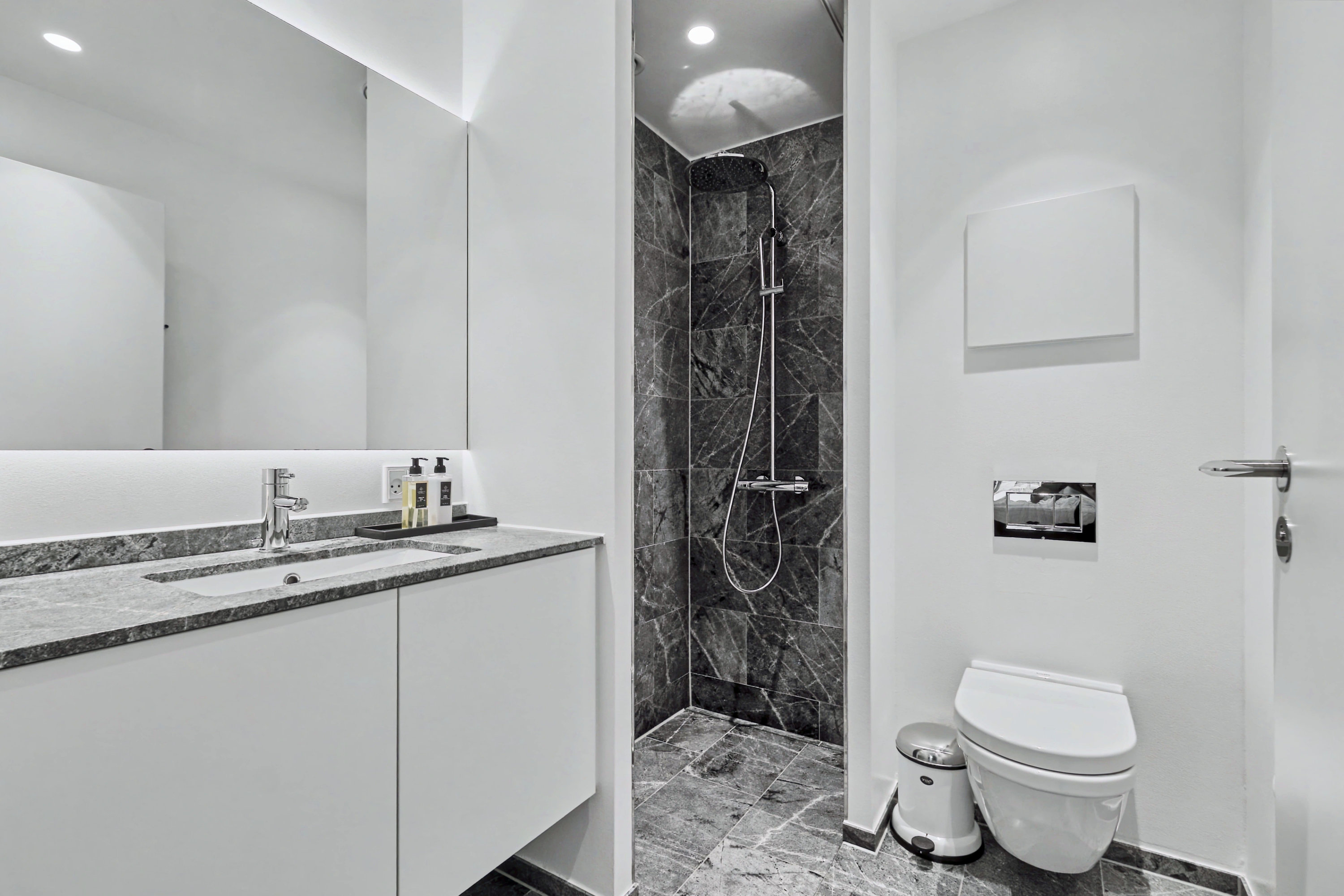 Fremhævet badeværelse billede i fuldskærmstilstand. Billede af Esther Aggebos Gade 34, 1. th., 8000 Aarhus C