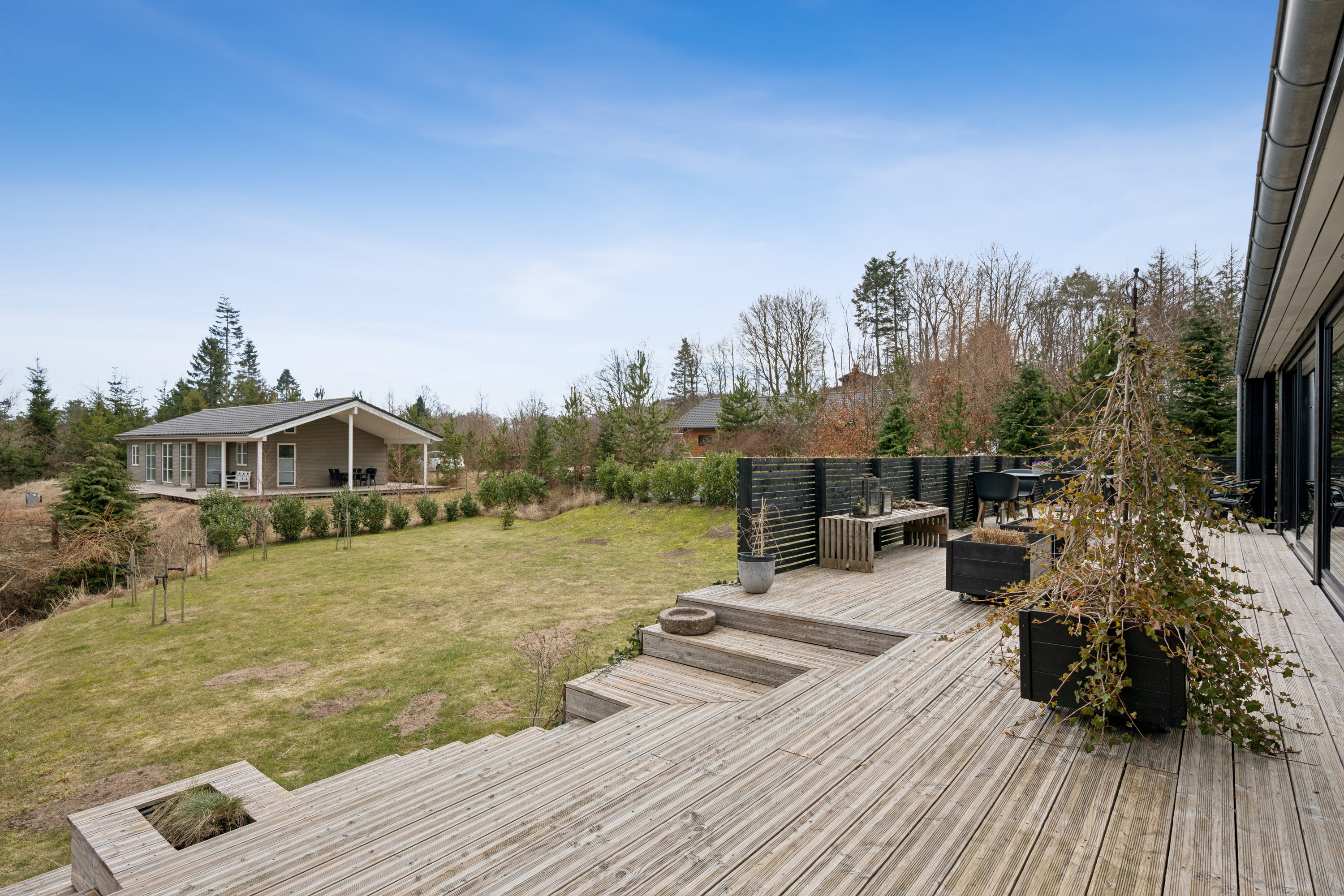 Fremhævet terrasse billede i fuldskærmstilstand. Billede af Fyrbakken 13, Femmøller, 8400 Ebeltoft