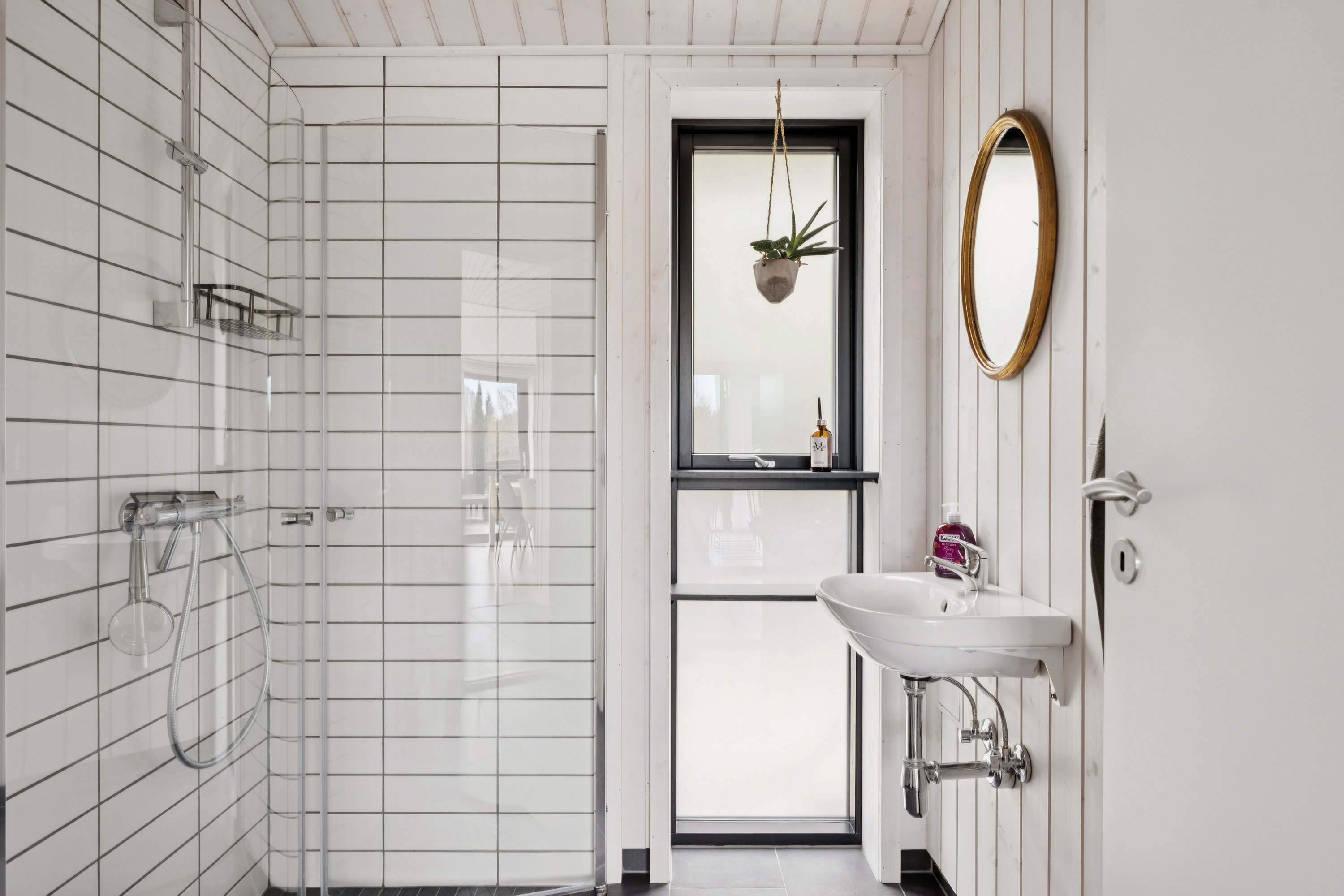 Fremhævet badeværelse billede i fuldskærmstilstand. Billede af Fyrbakken 13, Femmøller, 8400 Ebeltoft