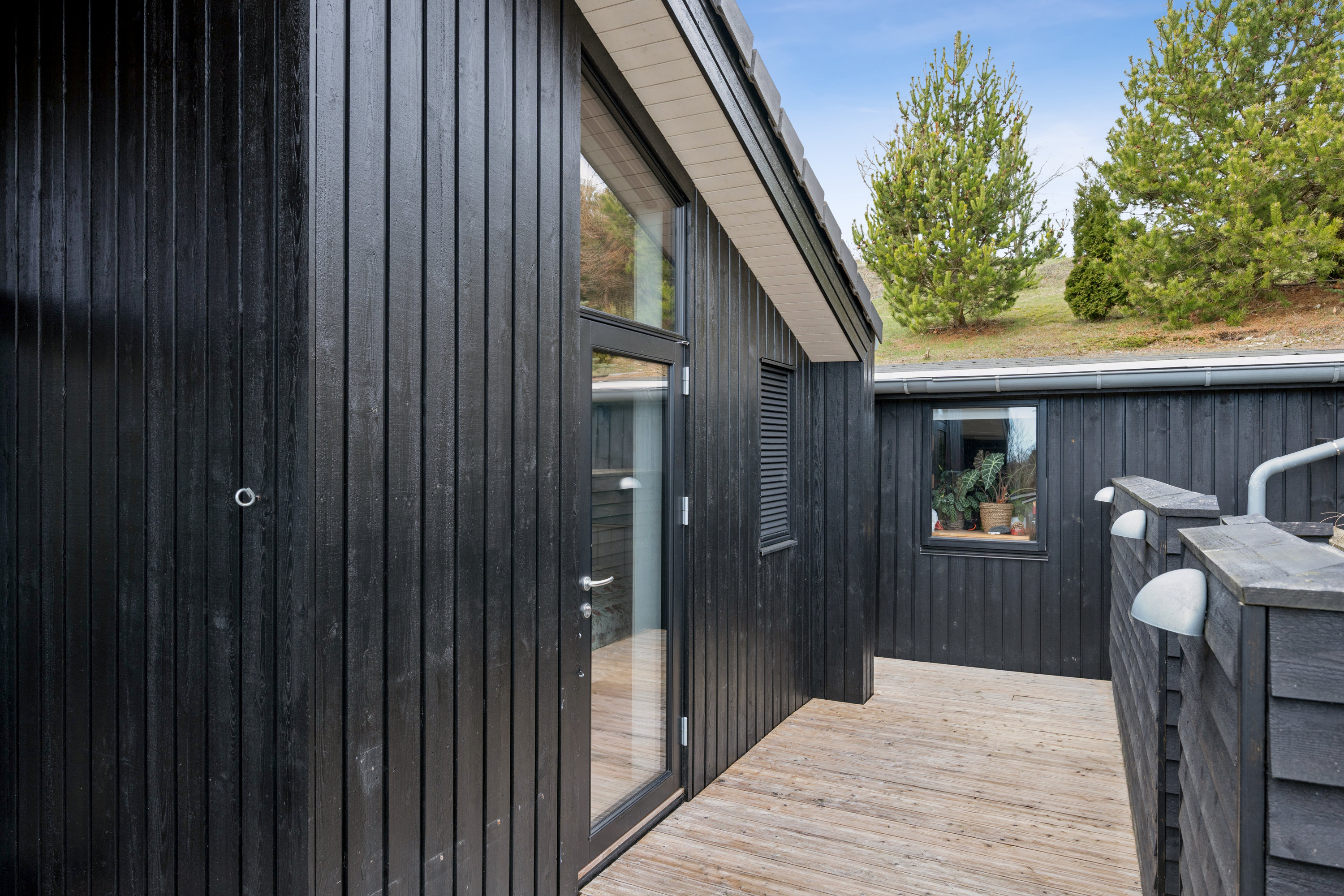 Fremhævet terrasse billede i fuldskærmstilstand. Billede af Fyrbakken 13, Femmøller, 8400 Ebeltoft