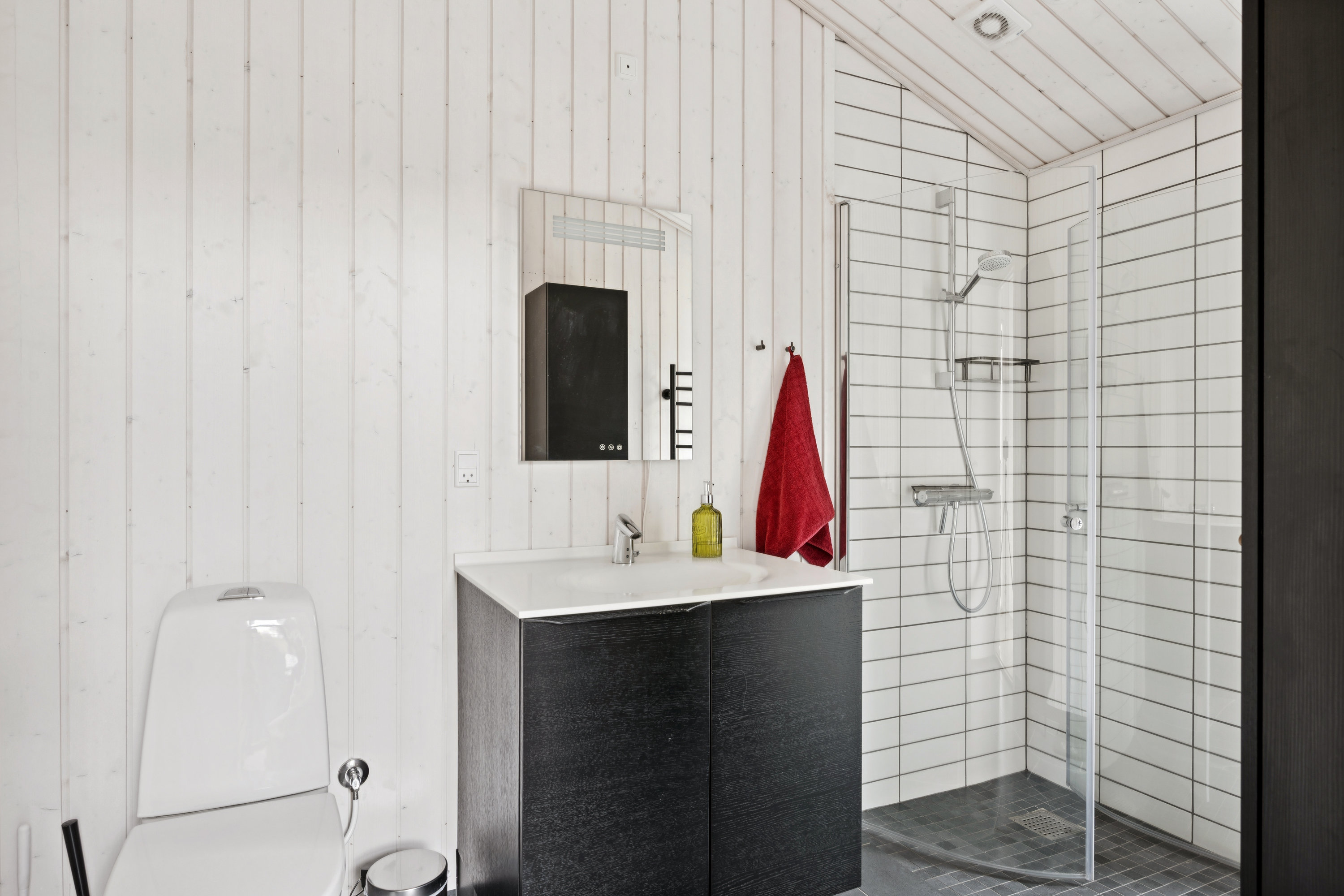 Fremhævet badeværelse billede i fuldskærmstilstand. Billede af Fyrbakken 13, Femmøller, 8400 Ebeltoft