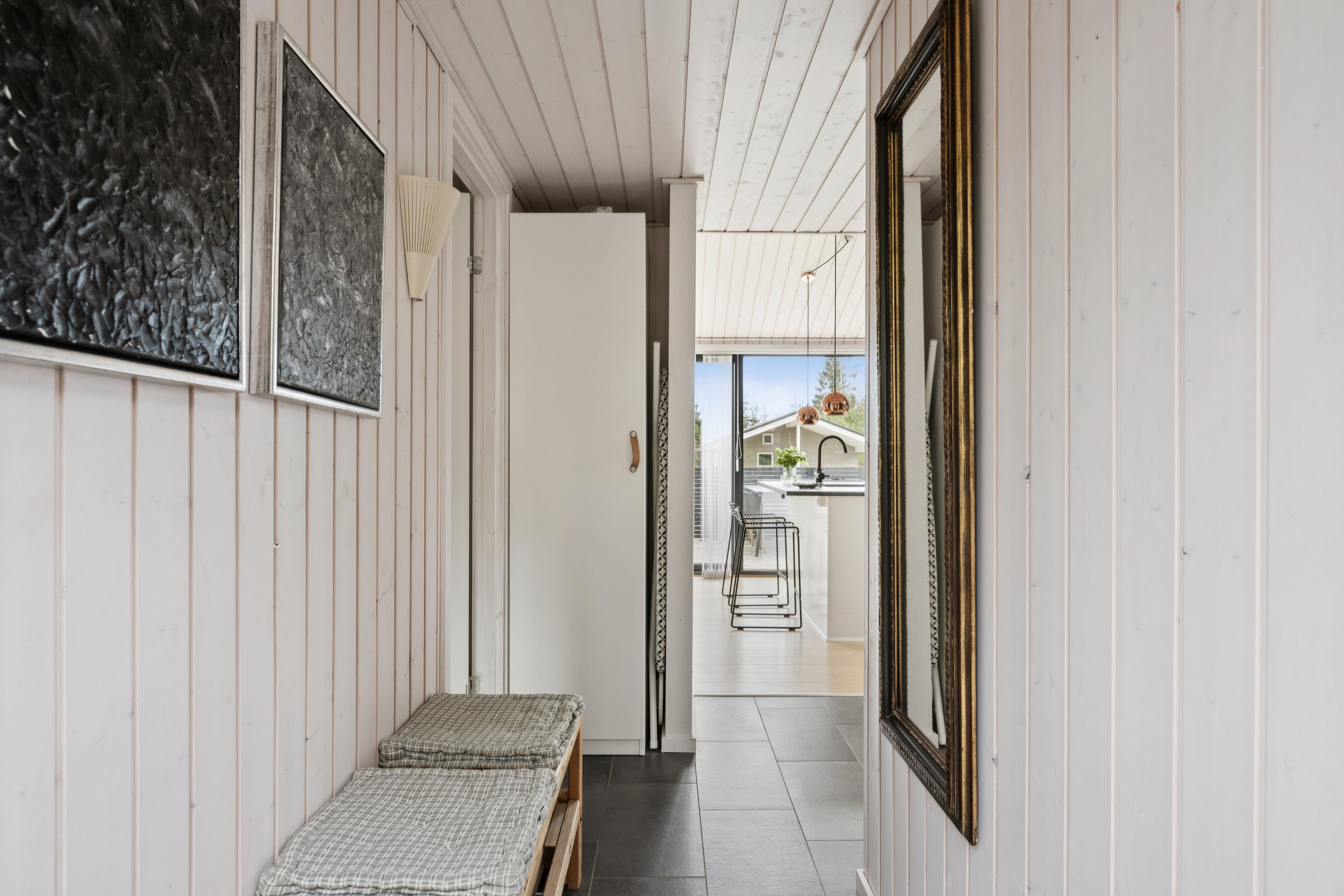 Fremhævet gang billede i fuldskærmstilstand. Billede af Fyrbakken 13, Femmøller, 8400 Ebeltoft