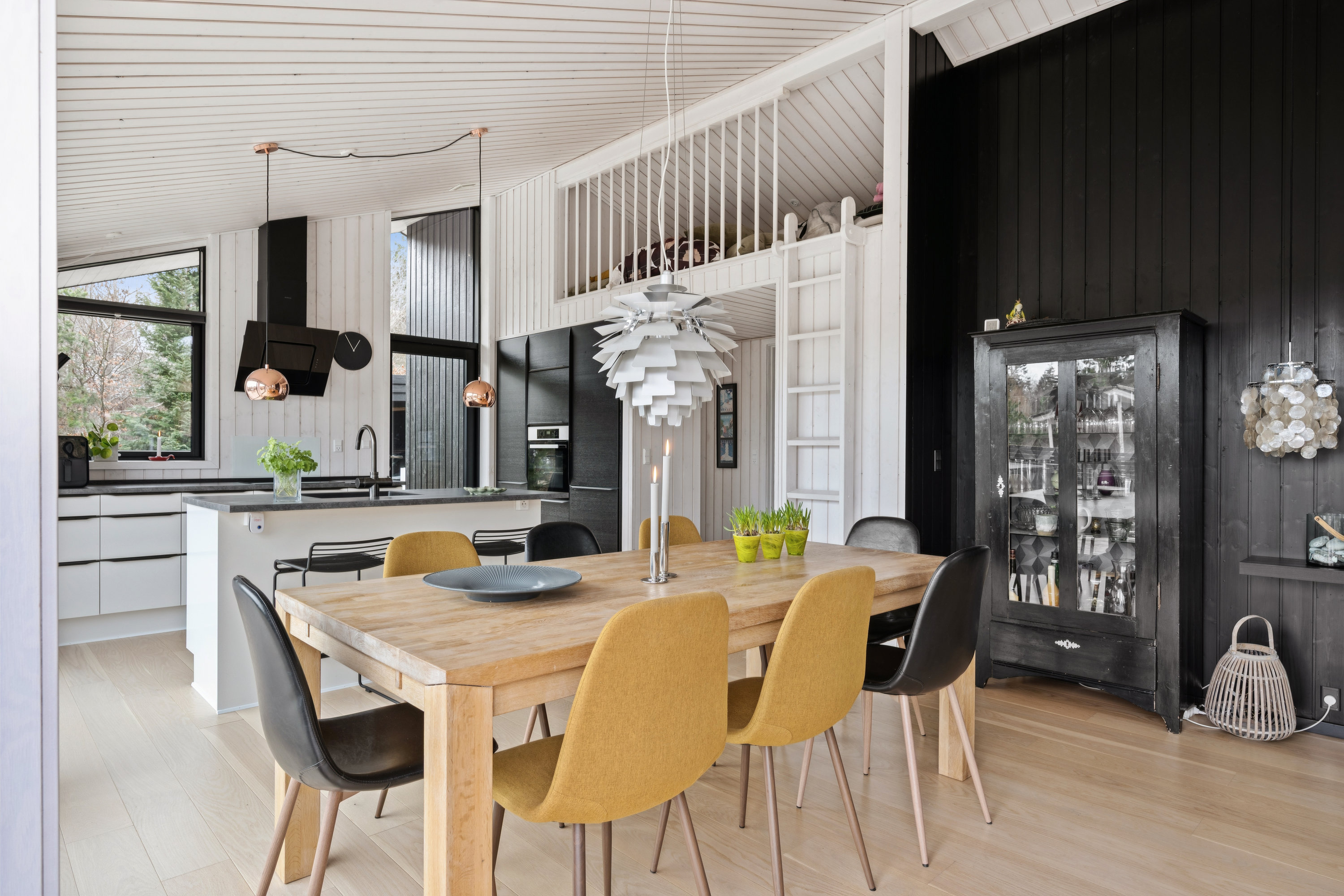 Fremhævet stue billede i fuldskærmstilstand. Billede af Fyrbakken 13, Femmøller, 8400 Ebeltoft