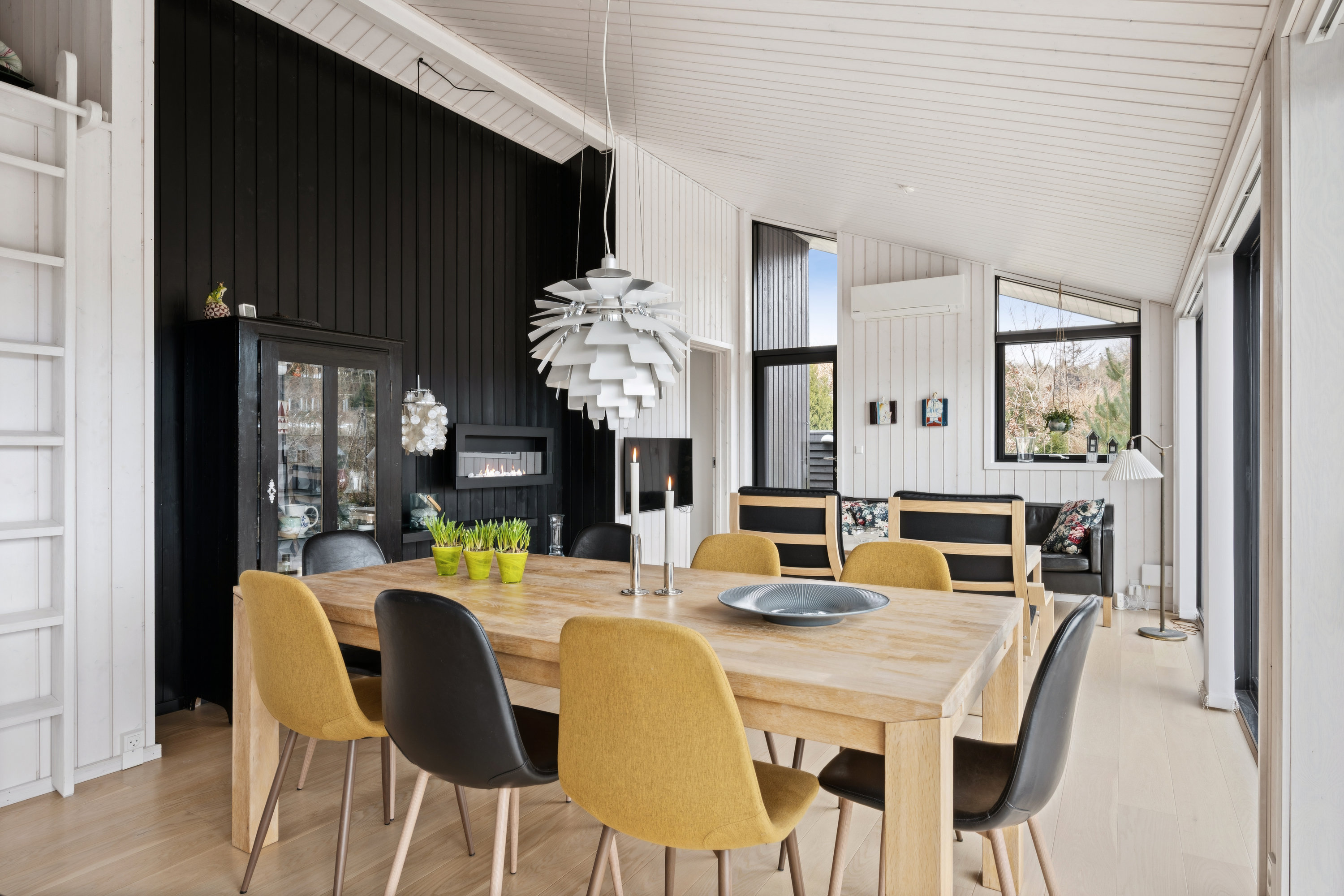 Fremhævet stue billede i fuldskærmstilstand. Billede af Fyrbakken 13, Femmøller, 8400 Ebeltoft