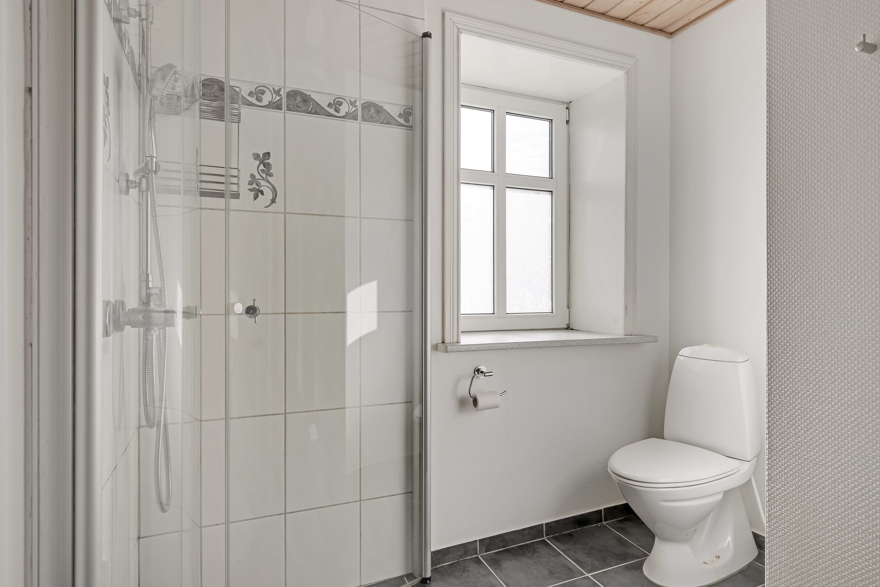 Fremhævet badeværelse billede i fuldskærmstilstand. Billede af Ølgodvej 84, Bjerremose, 6800 Varde