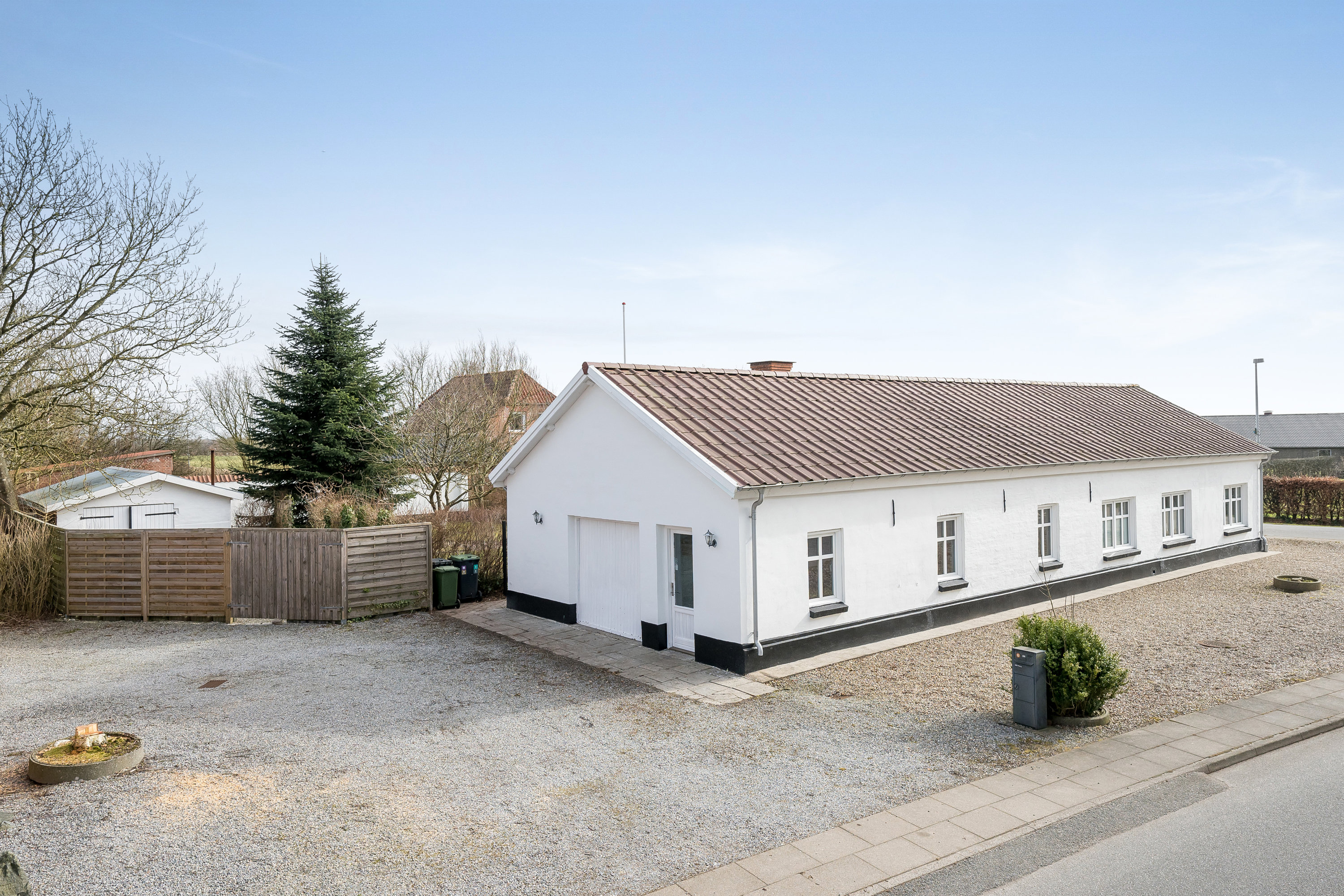 Fremhævet facade billede i fuldskærmstilstand. Billede af Ølgodvej 84, Bjerremose, 6800 Varde