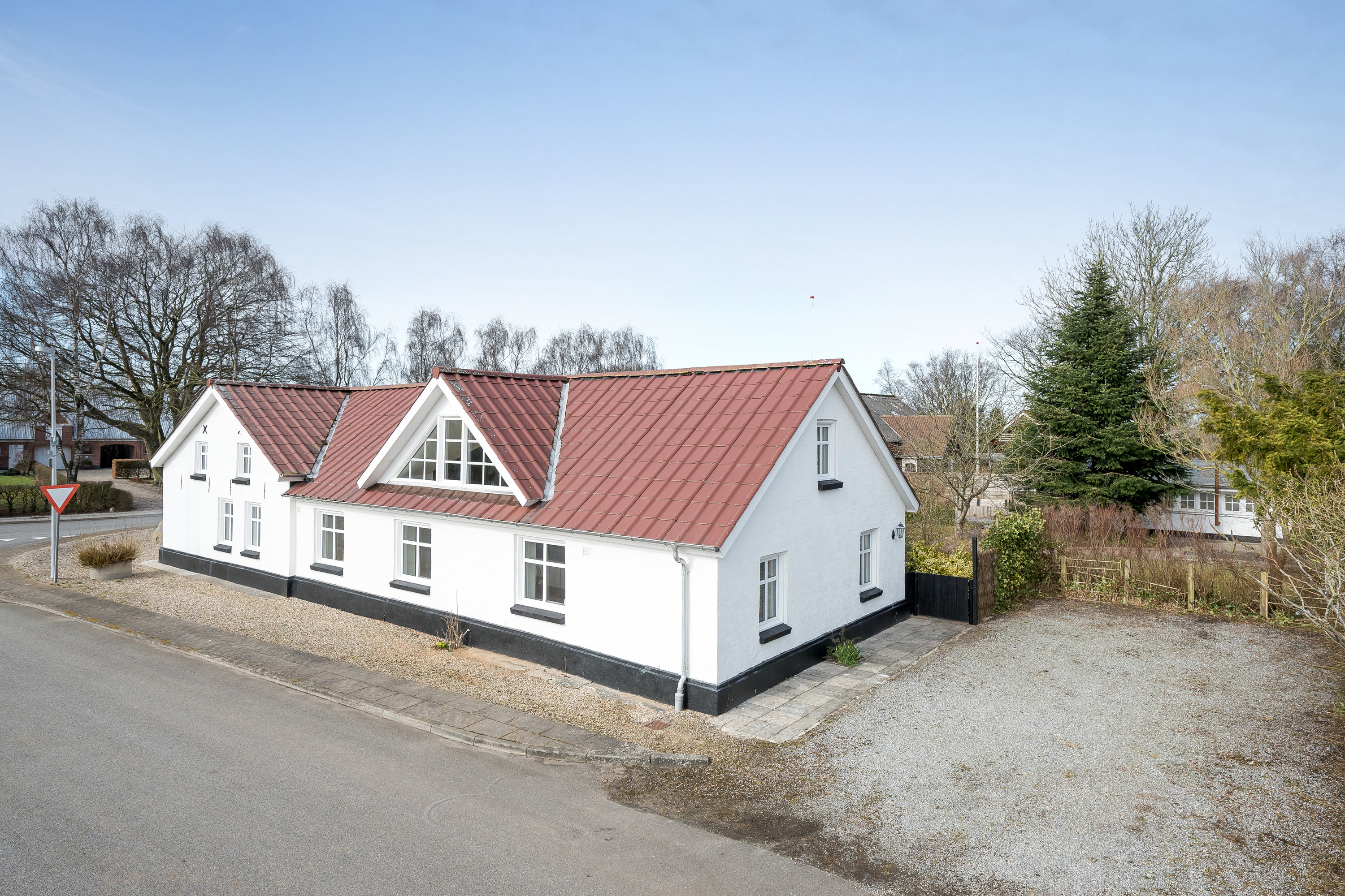 Fremhævet facade billede i fuldskærmstilstand. Billede af Ølgodvej 84, Bjerremose, 6800 Varde