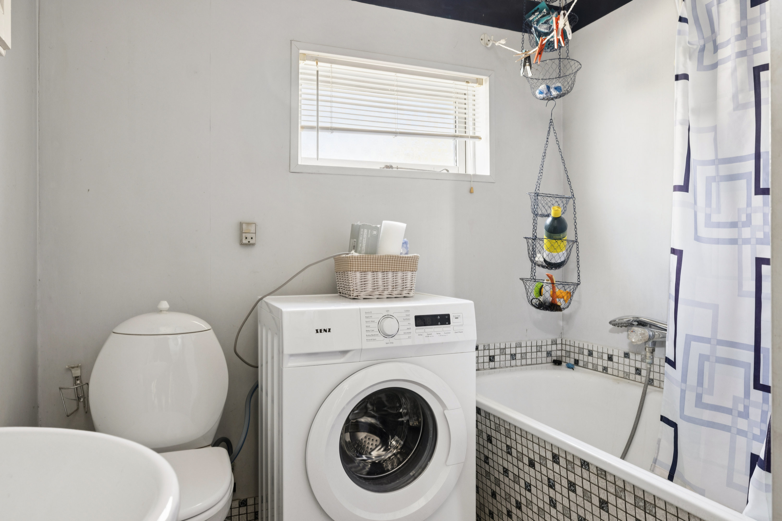 Fremhævet badeværelse billede i fuldskærmstilstand. Billede af Blomstervænget 10, 5610 Assens