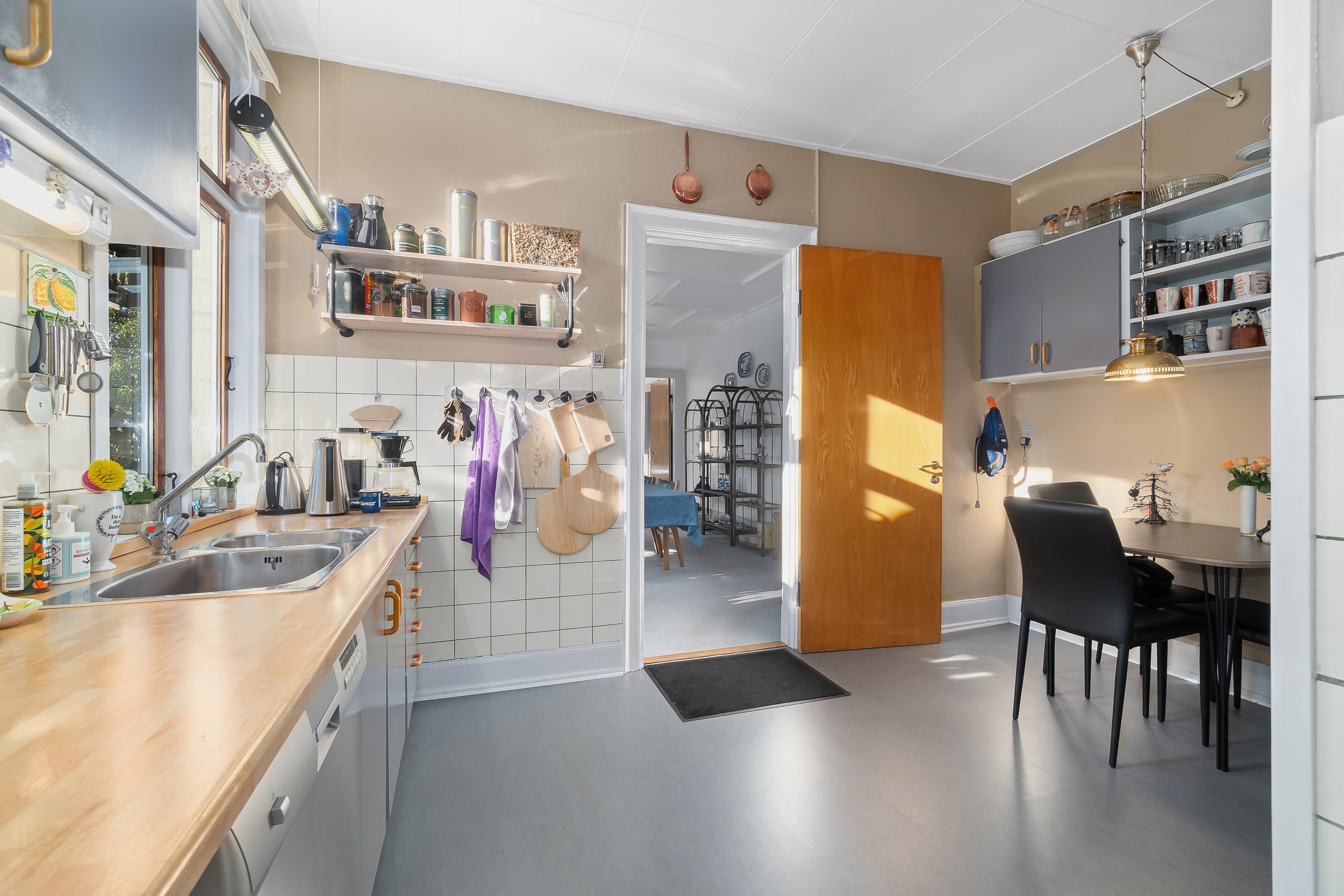 Fremhævet køkken billede i fuldskærmstilstand. Billede af Storegade 70, 3700 Rønne