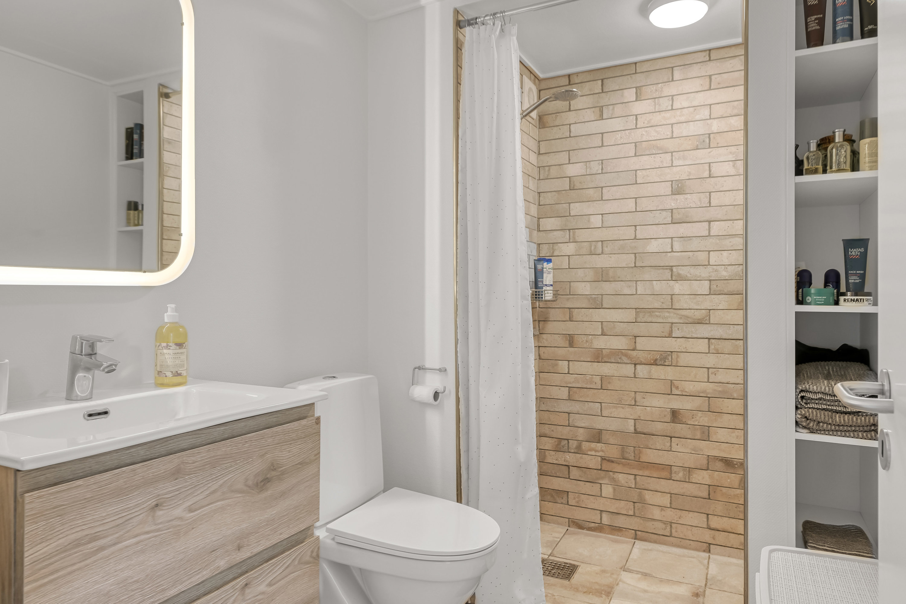 Fremhævet badeværelse billede i fuldskærmstilstand. Billede af Peder Skrams Gade 5, 2. tv., 6700 Esbjerg