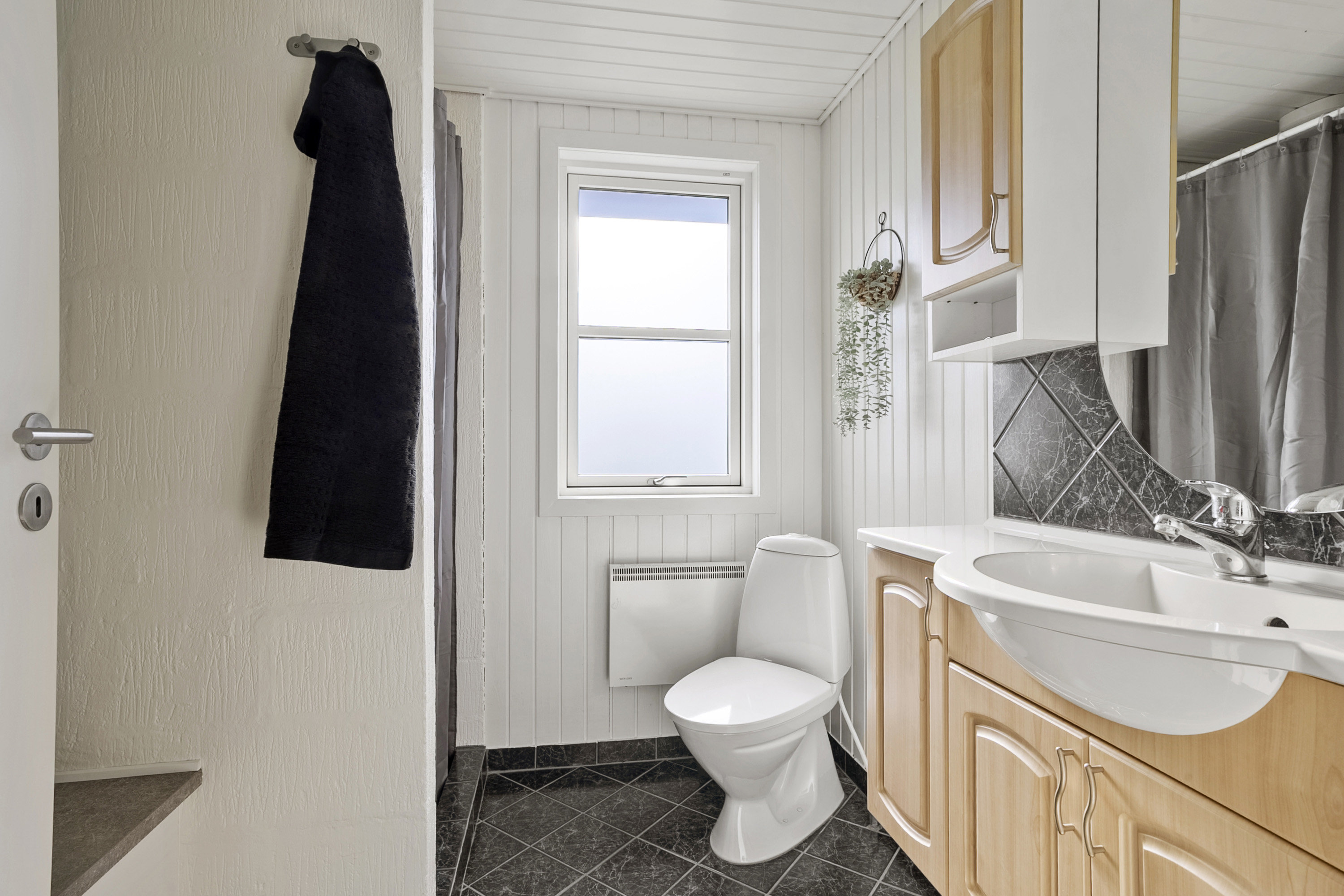 Fremhævet badeværelse billede i fuldskærmstilstand. Billede af Jørlhagevej 52, Ørby, 6100 Haderslev