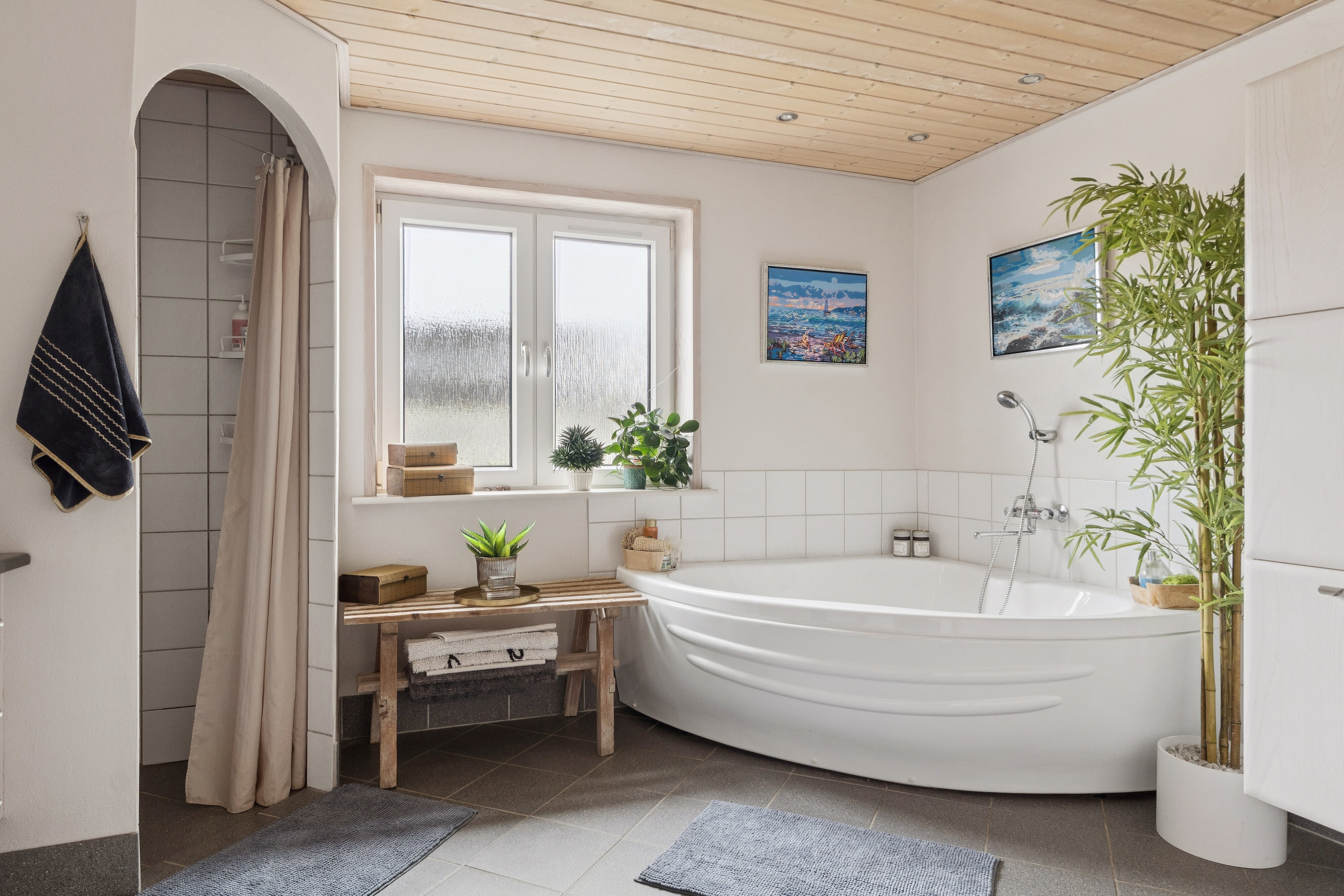 Fremhævet badeværelse billede i fuldskærmstilstand. Billede af Elmevej 2C, 9800 Hjørring