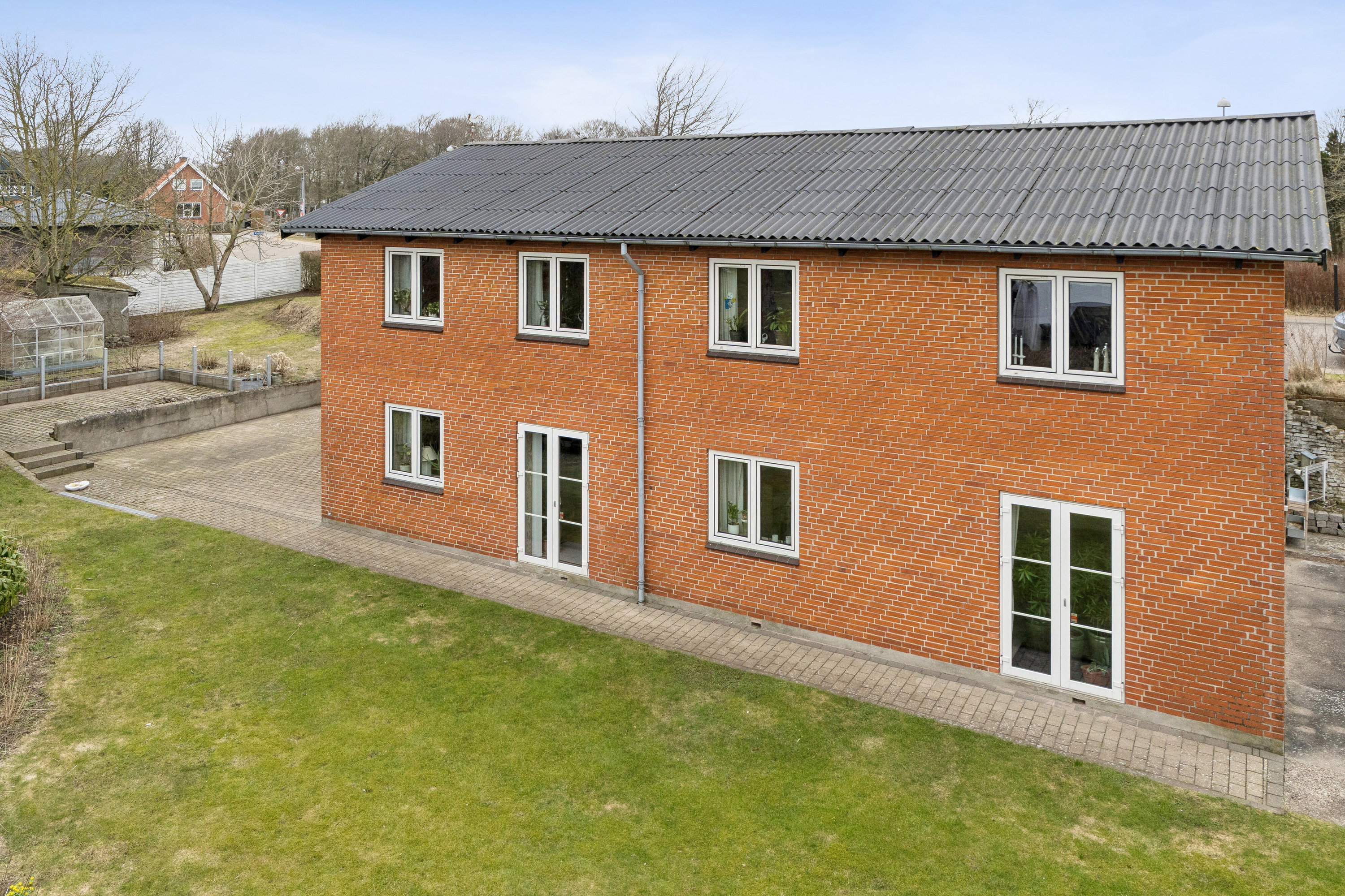 Fremhævet set fra haven billede i fuldskærmstilstand. Billede af Elmevej 2C, 9800 Hjørring