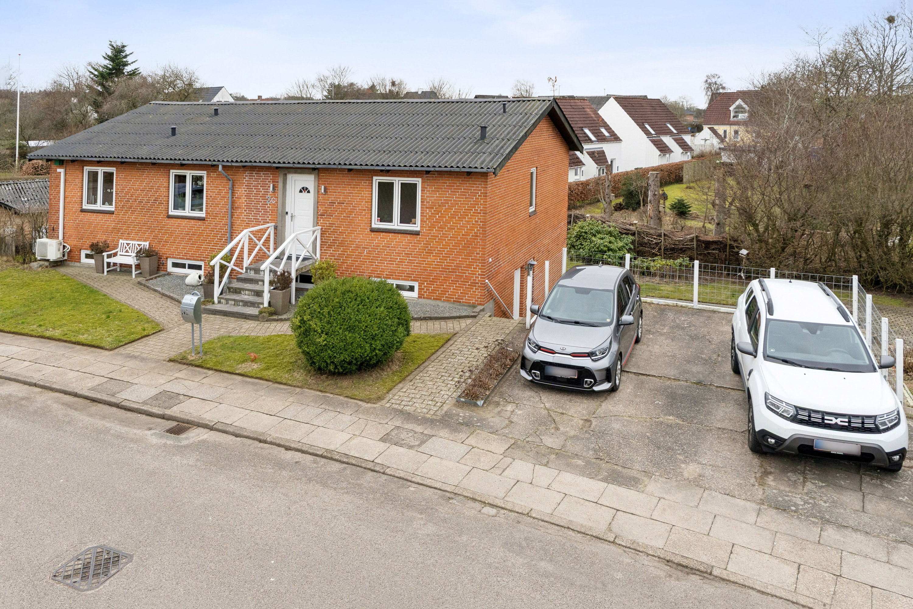 Fremhævet set fra vejen billede i fuldskærmstilstand. Billede af Elmevej 2C, 9800 Hjørring