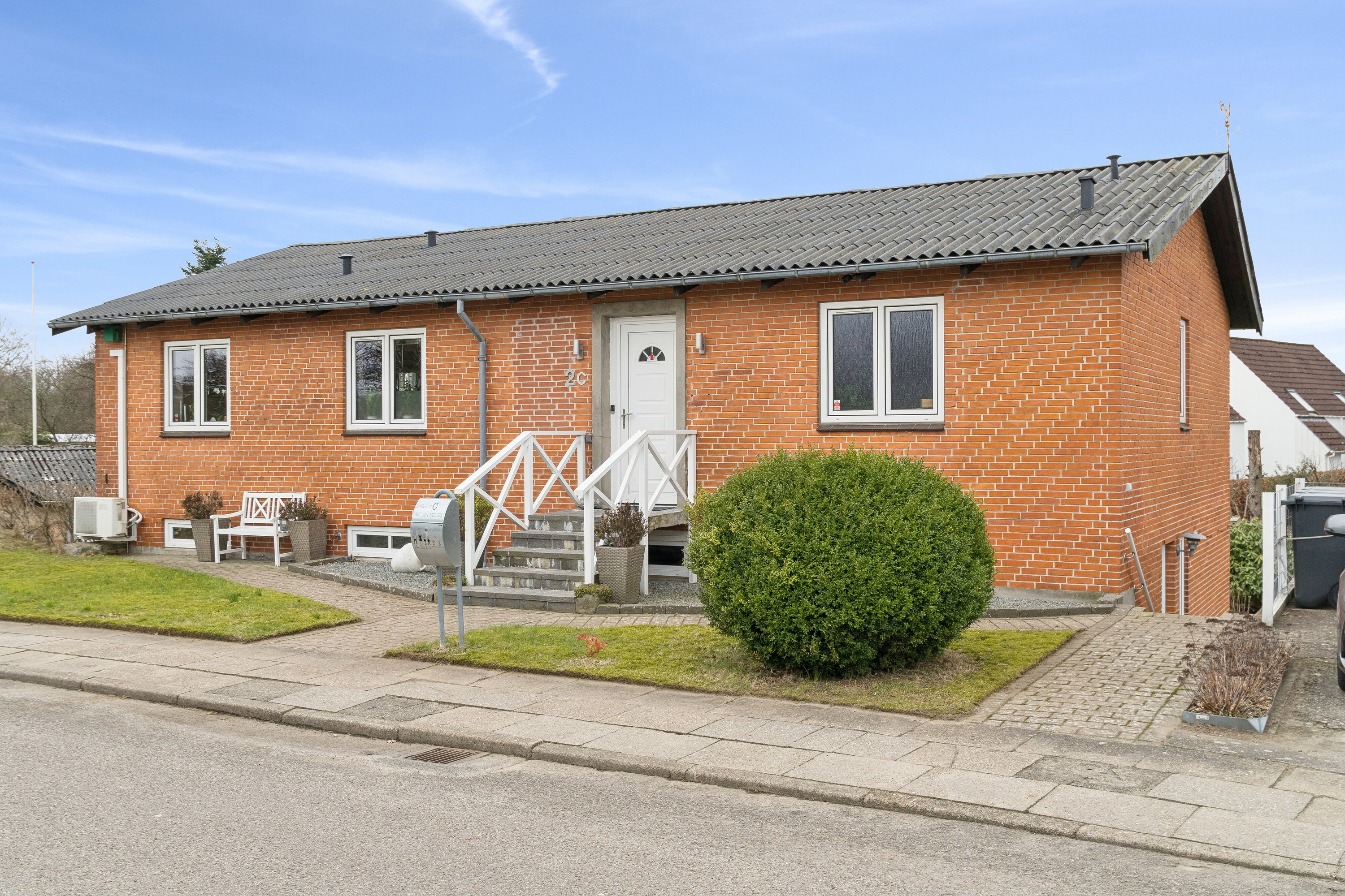 Fremhævet set fra vejen billede i fuldskærmstilstand. Billede af Elmevej 2C, 9800 Hjørring