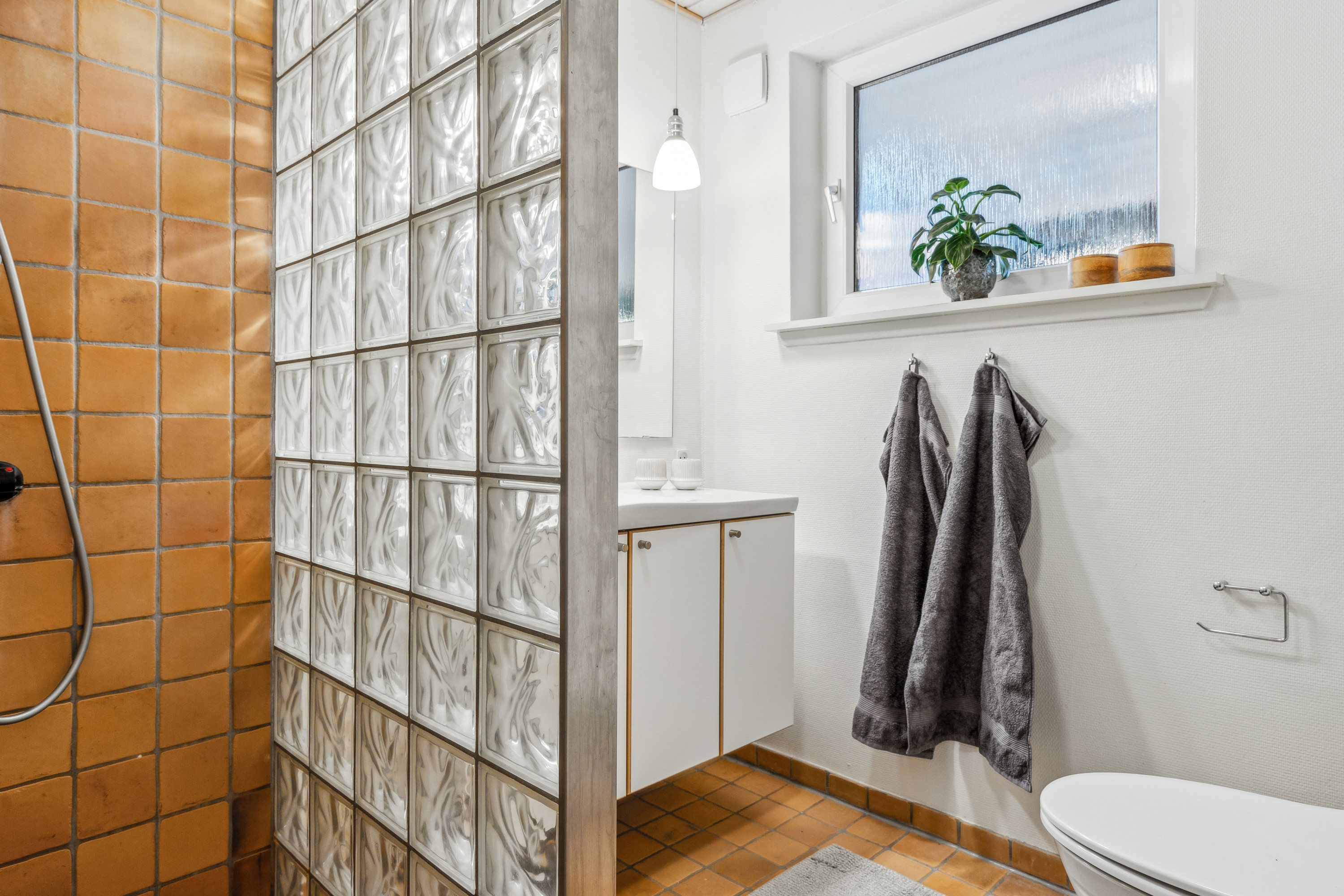 Fremhævet badeværelse billede i fuldskærmstilstand. Billede af Bådsstræde 3, 9560 Hadsund