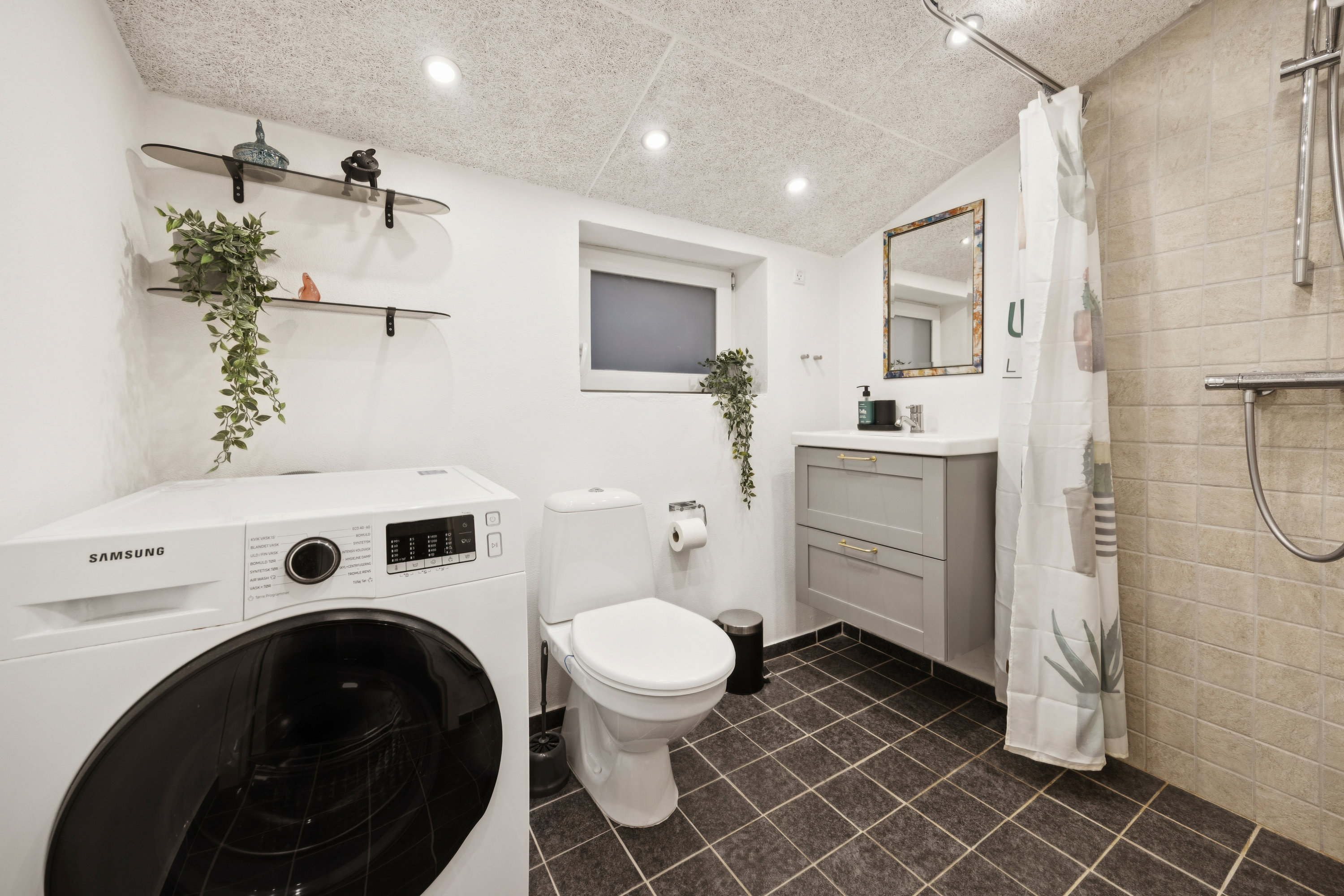 Fremhævet badeværelse billede i fuldskærmstilstand. Billede af Vibelunden 5, 9370 Hals