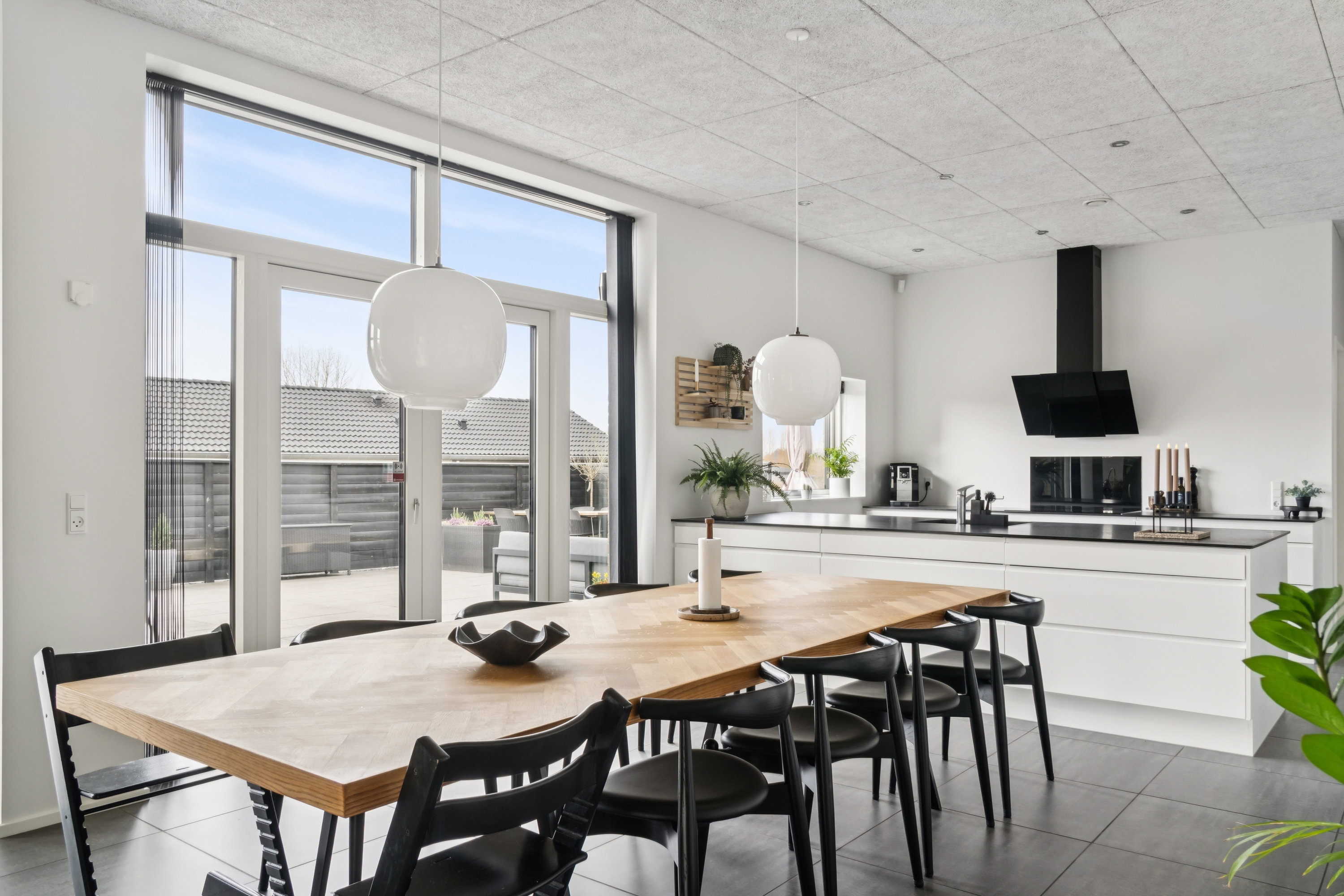 Fremhævet spisestue billede i fuldskærmstilstand. Billede af Møgelvang 1, 8800 Viborg