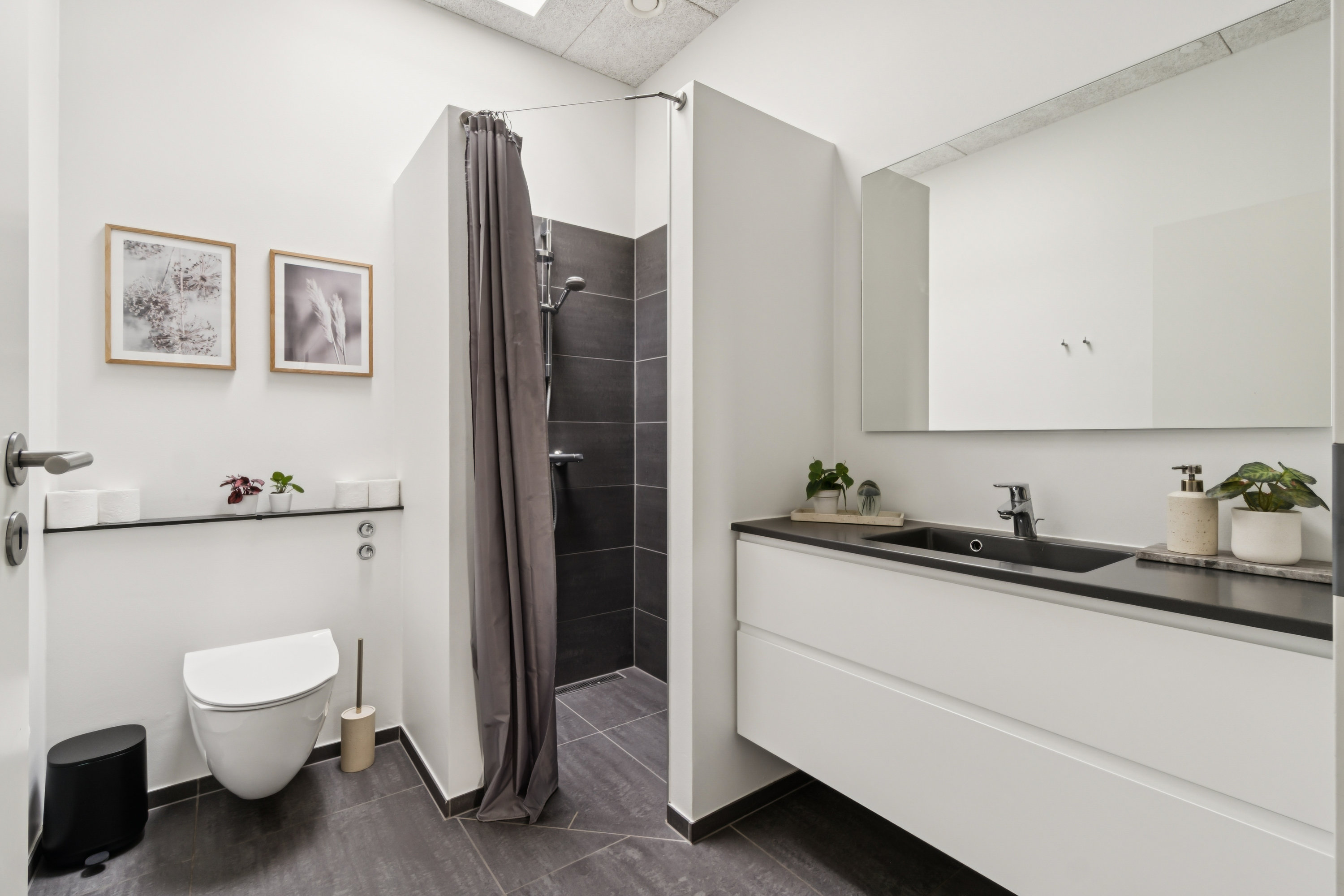 Fremhævet badeværelse billede i fuldskærmstilstand. Billede af Møgelvang 1, 8800 Viborg