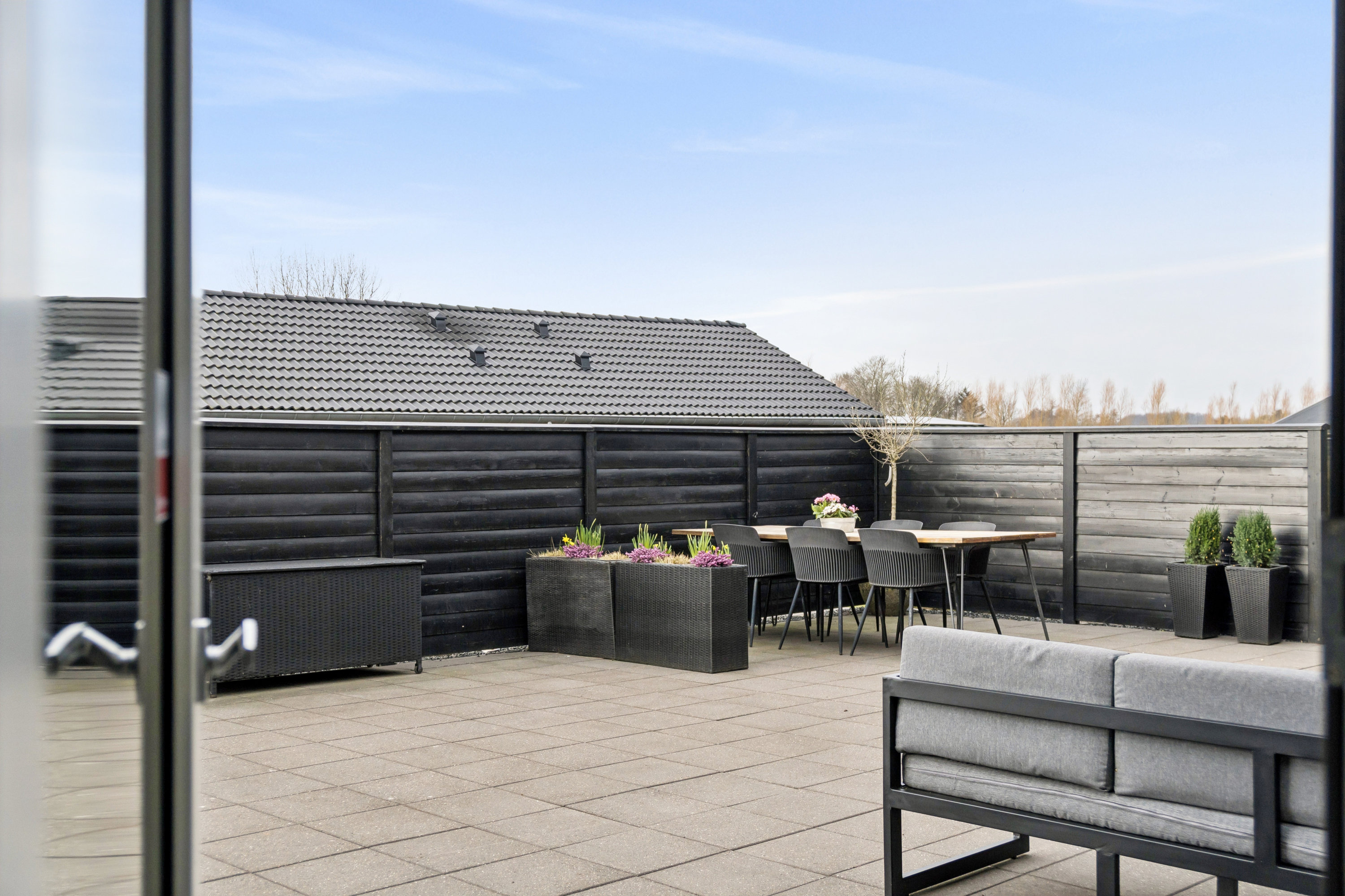 Fremhævet terrasse billede i fuldskærmstilstand. Billede af Møgelvang 1, 8800 Viborg