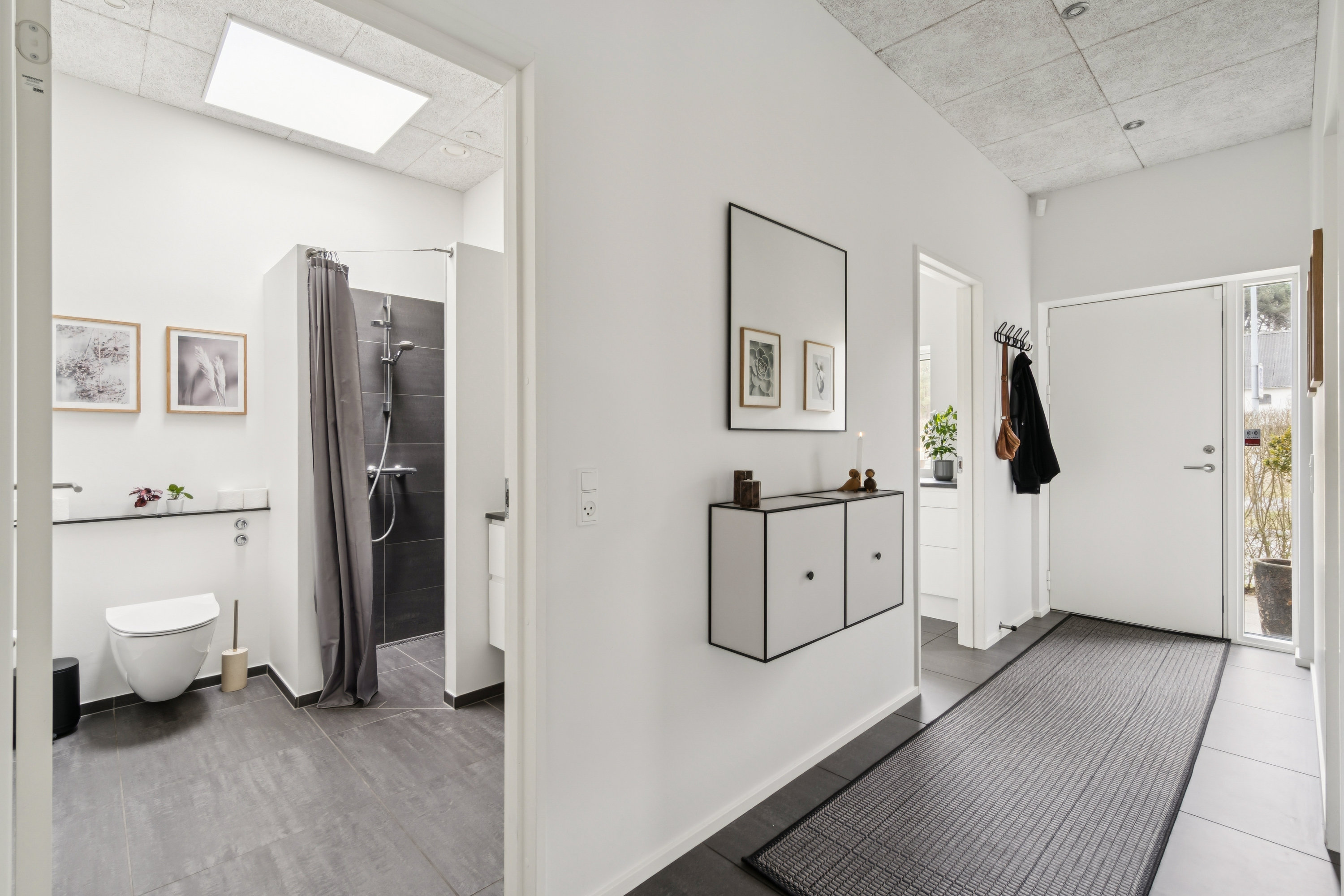 Fremhævet gang billede i fuldskærmstilstand. Billede af Møgelvang 1, 8800 Viborg